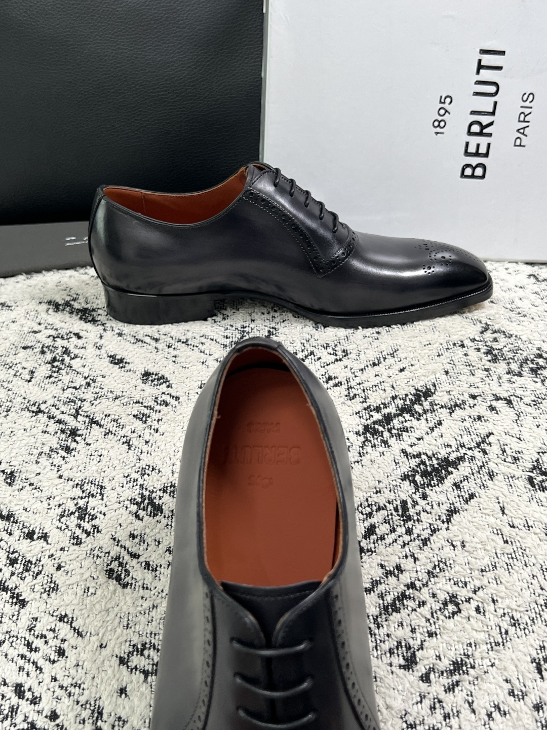 Berluti  高品质  顶级工艺品  布鲁提 专柜同步发售原厂配置，意大利进口牛皮面料，全进口水染牛皮里垫，鞋底：原
