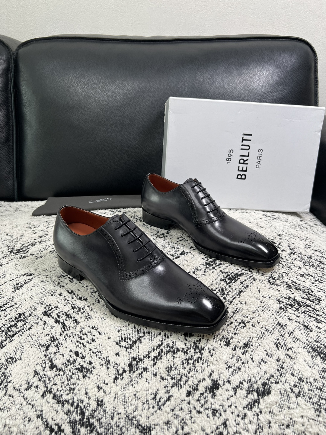 Berluti 高品质 顶级工艺品 布鲁提 专柜同步发售原厂配置,意大利进口牛皮面料,全进口水染牛皮里垫,鞋底:原 Berluti 高品质 顶级工艺品 布鲁提 专柜同步发售原厂配置,意大利进口牛皮面料,全进口水染牛皮里垫,鞋底:原