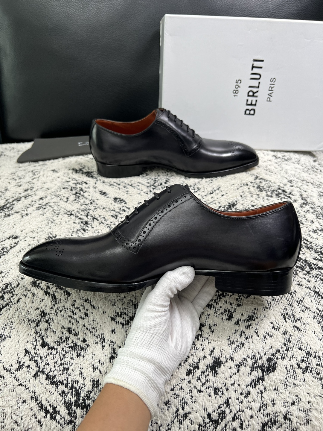 Berluti  高品质  顶级工艺品  布鲁提 专柜同步发售原厂配置，意大利进口牛皮面料，全进口水染牛皮里垫，鞋底：原