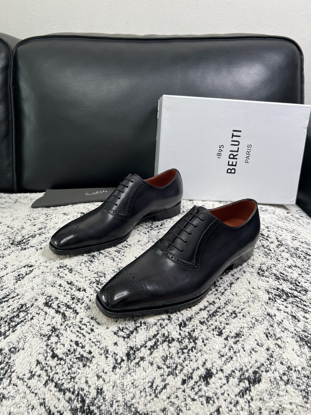 Berluti  高品质  顶级工艺品  布鲁提 专柜同步发售原厂配置，意大利进口牛皮面料，全进口水染牛皮里垫，鞋底：原