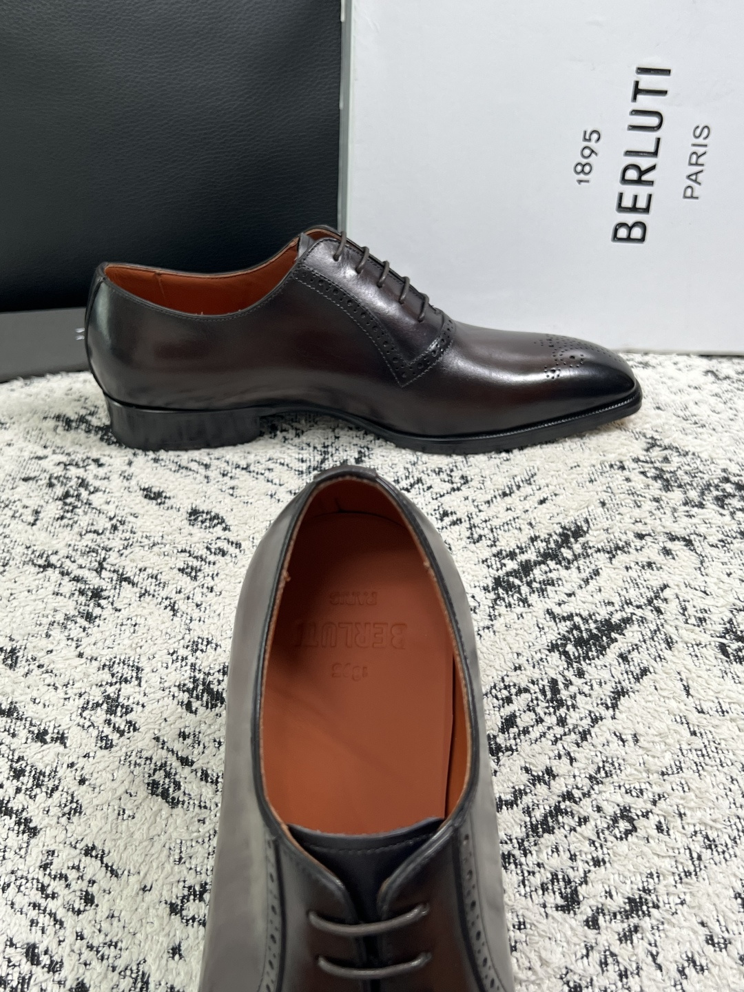 Berluti  高品质  顶级工艺品  布鲁提 专柜同步发售原厂配置，意大利进口牛皮面料，全进口水染牛皮里垫，鞋底：原