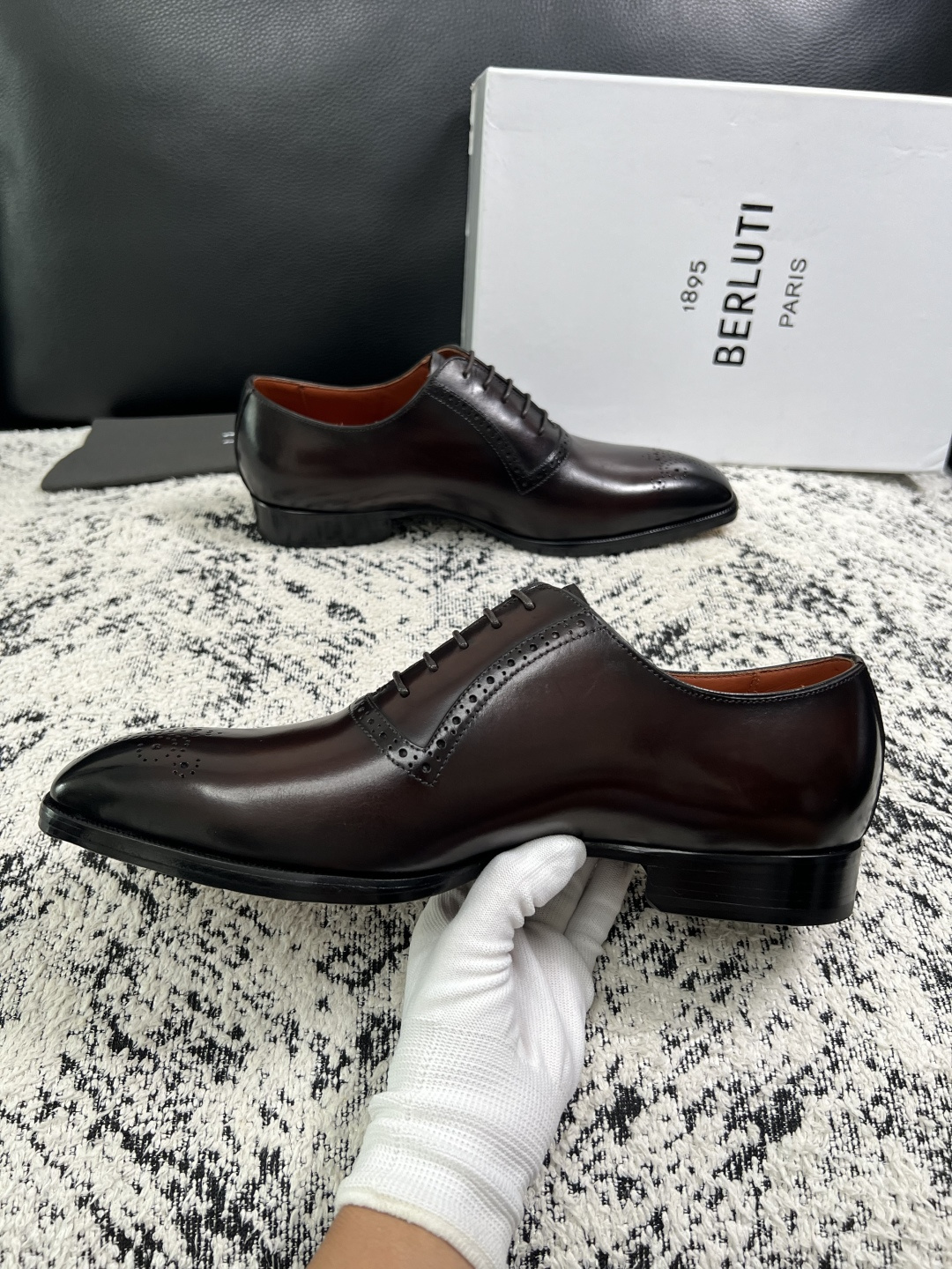 Berluti  高品质  顶级工艺品  布鲁提 专柜同步发售原厂配置，意大利进口牛皮面料，全进口水染牛皮里垫，鞋底：原