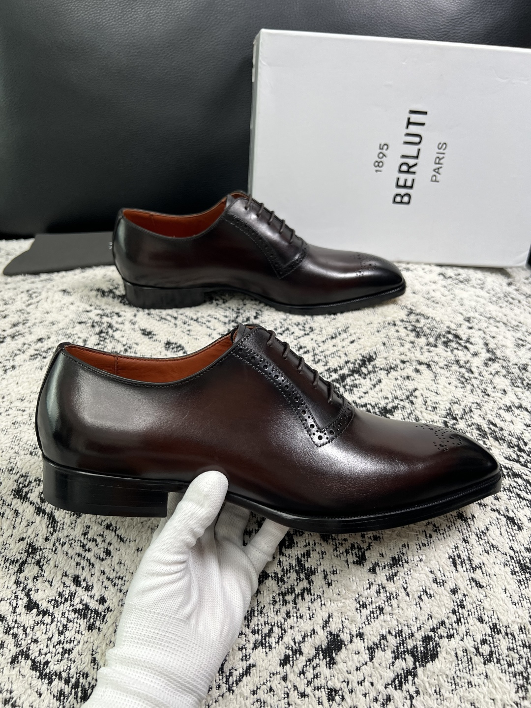Berluti  高品质  顶级工艺品  布鲁提 专柜同步发售原厂配置，意大利进口牛皮面料，全进口水染牛皮里垫，鞋底：原