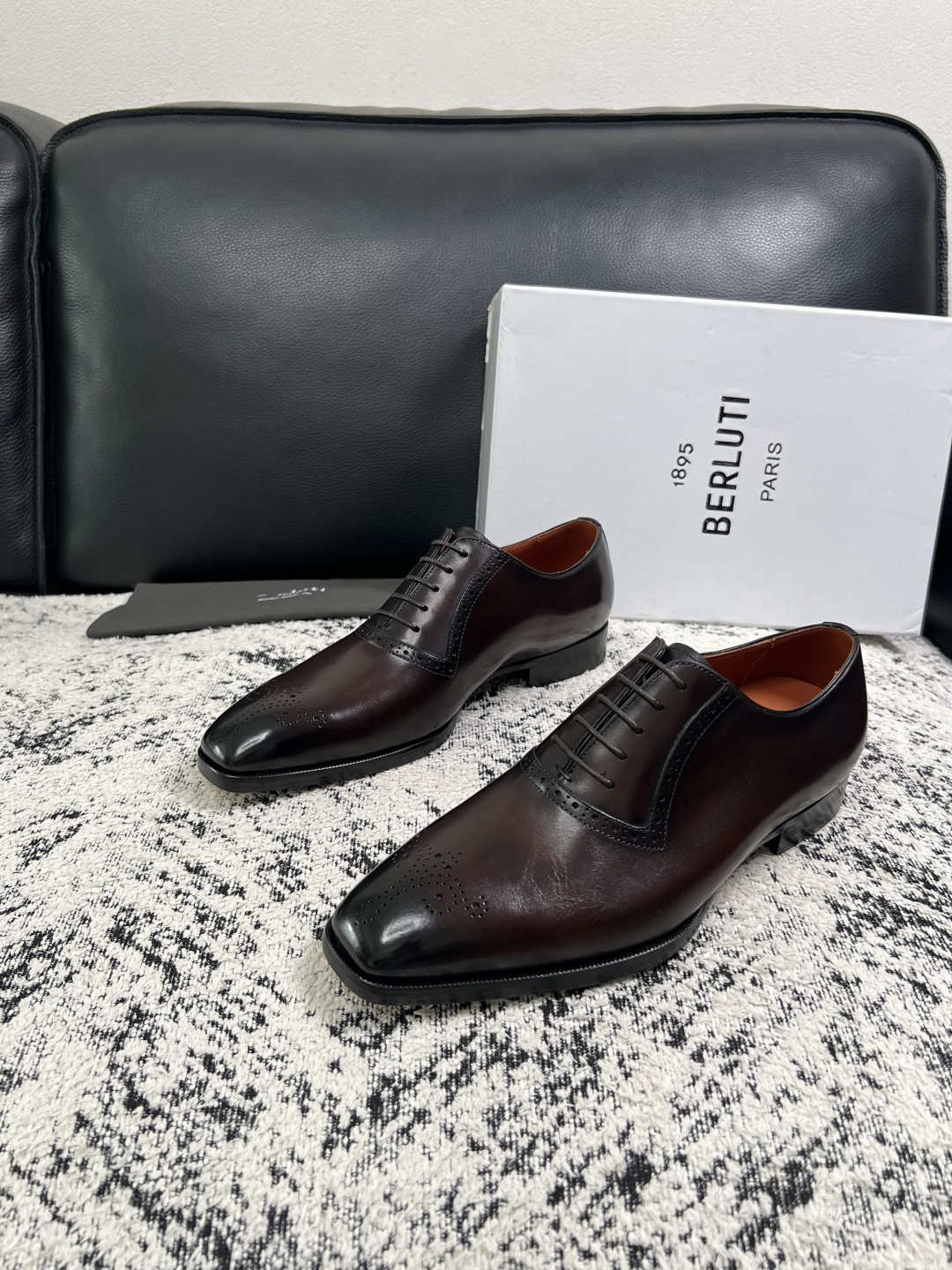 Berluti  高品质  顶级工艺品  布鲁提 专柜同步发售原厂配置，意大利进口牛皮面料，全进口水染牛皮里垫，鞋底：原