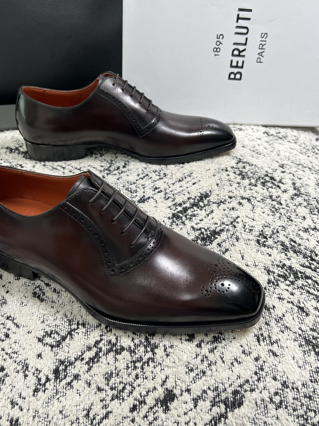 Berluti  高品质  顶级工艺品  布鲁提 专柜同步发售原厂配置，意大利进口牛皮面料，全进口水染牛皮里垫，鞋底：原