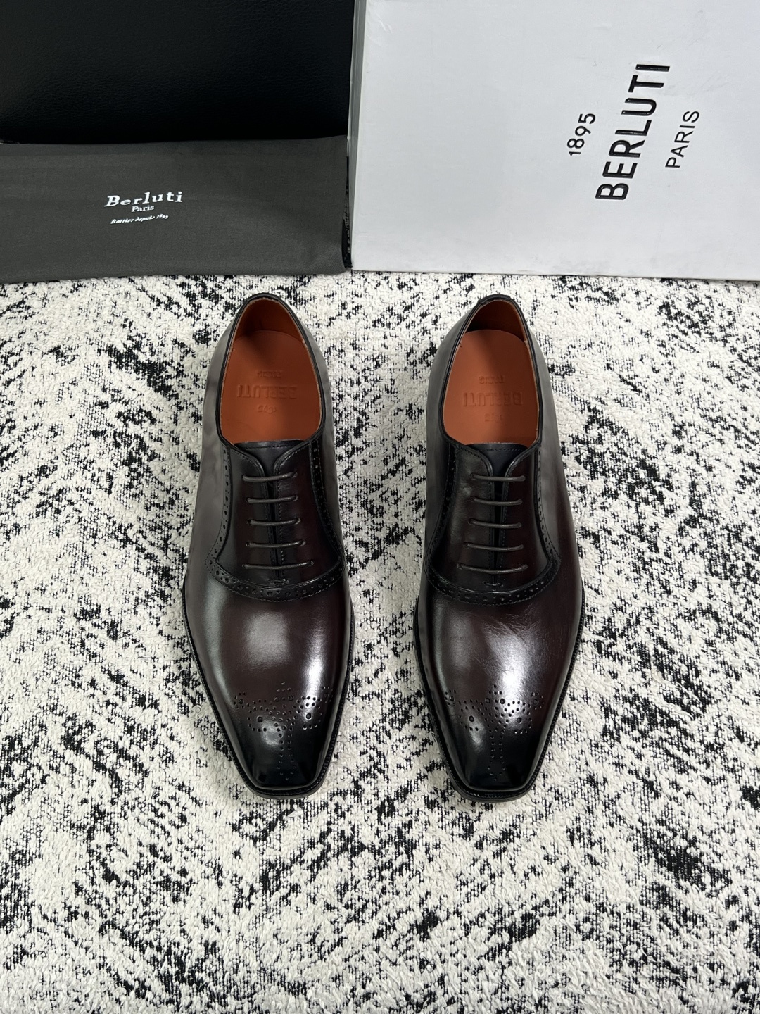 Berluti  高品质  顶级工艺品  布鲁提 专柜同步发售原厂配置，意大利进口牛皮面料，全进口水染牛皮里垫，鞋底：原