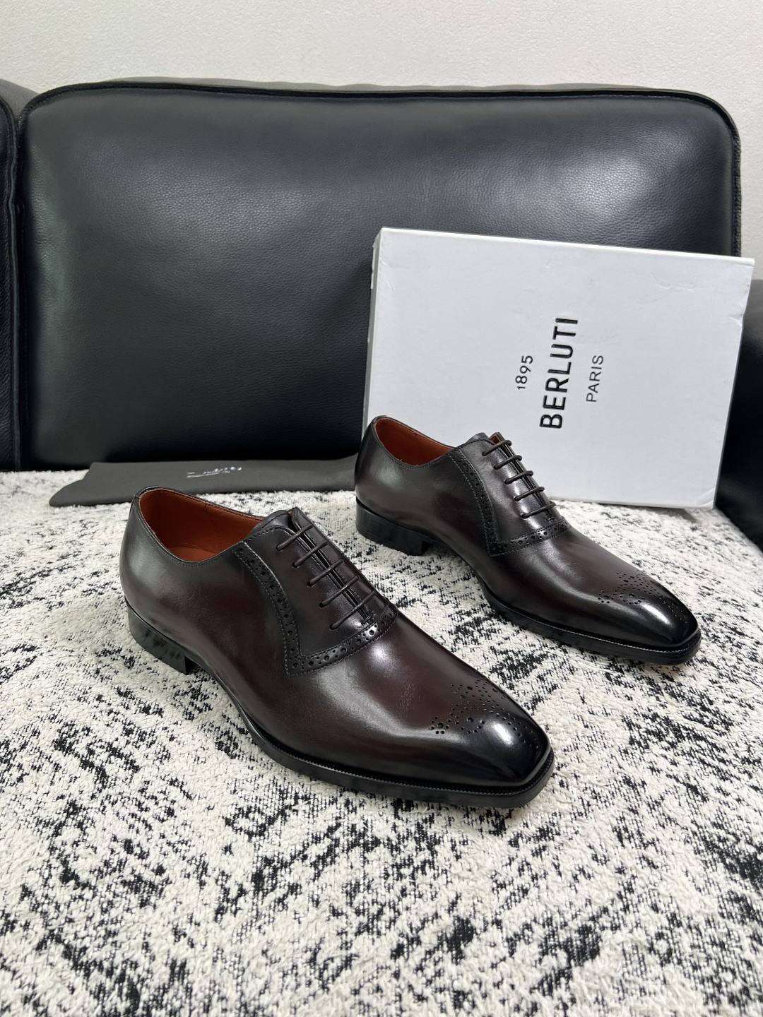 Berluti 高品质 顶级工艺品 布鲁提 专柜同步发售原厂配置,意大利进口牛皮面料,全进口水染牛皮里垫,鞋底:原 Berluti 高品质 顶级工艺品 布鲁提 专柜同步发售原厂配置,意大利进口牛皮面料,全进口水染牛皮里垫,鞋底:原