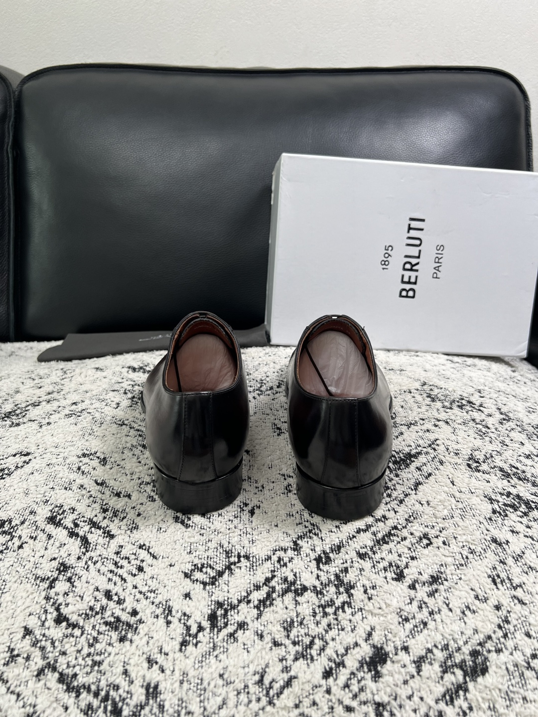 Berluti  高品质  顶级工艺品  布鲁提 专柜同步发售原厂配置，意大利进口牛皮面料，全进口水染牛皮里垫，鞋底：原