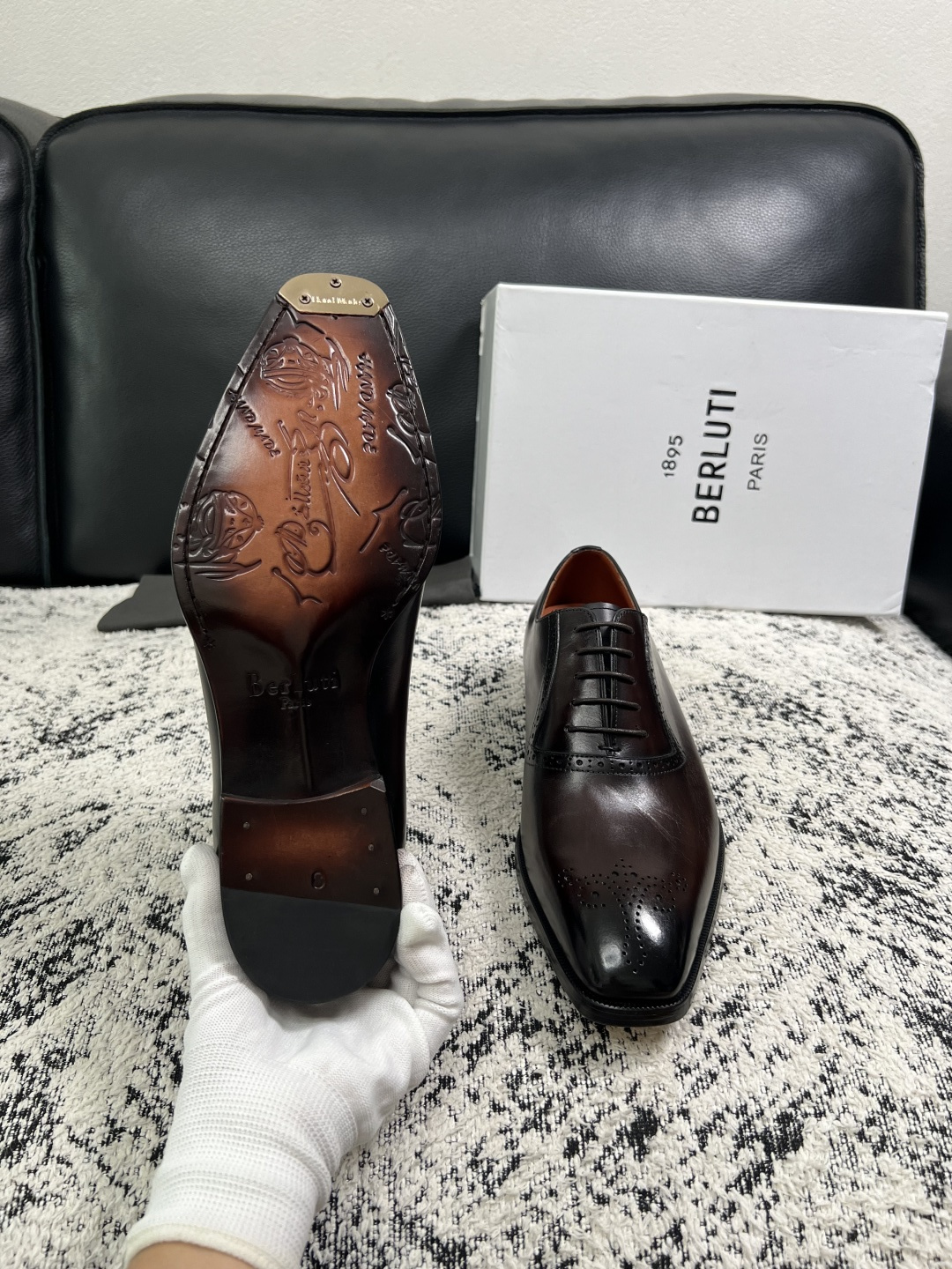 Berluti  高品质  顶级工艺品  布鲁提 专柜同步发售原厂配置，意大利进口牛皮面料，全进口水染牛皮里垫，鞋底：原