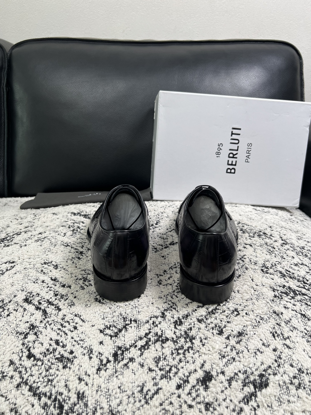 Berluti  高品质  顶级工艺品  布鲁提 专柜同步发售原厂配置，意大利进口牛皮面料，全进口水染牛皮里垫，鞋底：原
