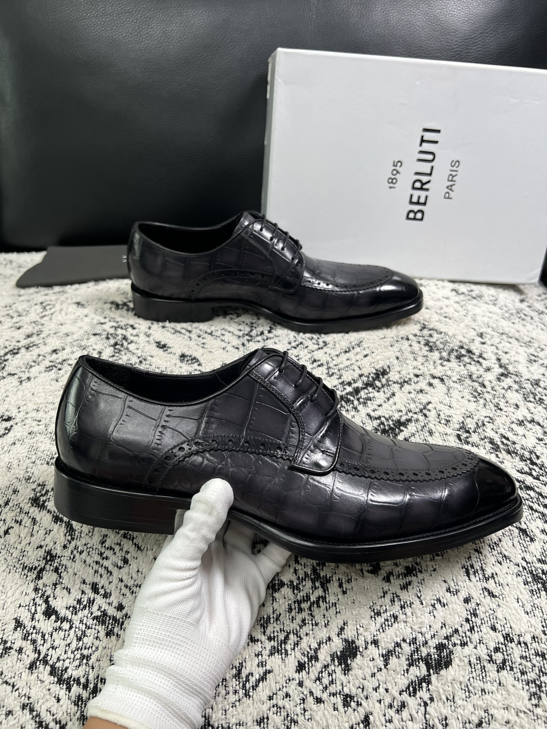 Berluti  高品质  顶级工艺品  布鲁提 专柜同步发售原厂配置，意大利进口牛皮面料，全进口水染牛皮里垫，鞋底：原