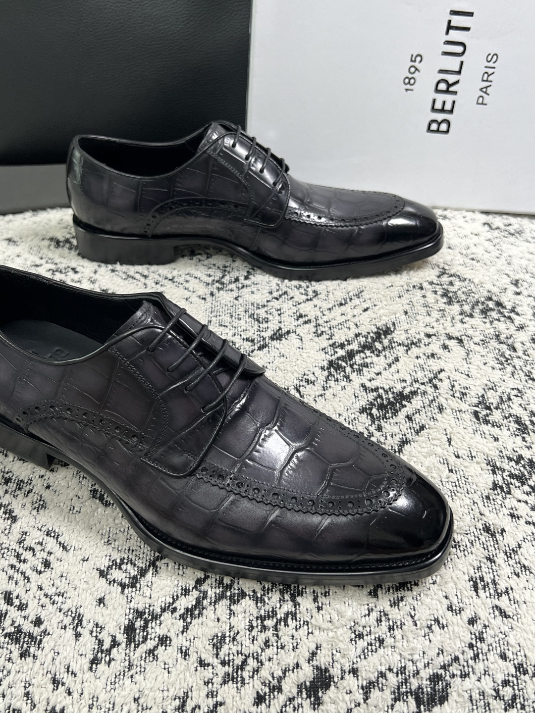 Berluti  高品质  顶级工艺品  布鲁提 专柜同步发售原厂配置，意大利进口牛皮面料，全进口水染牛皮里垫，鞋底：原