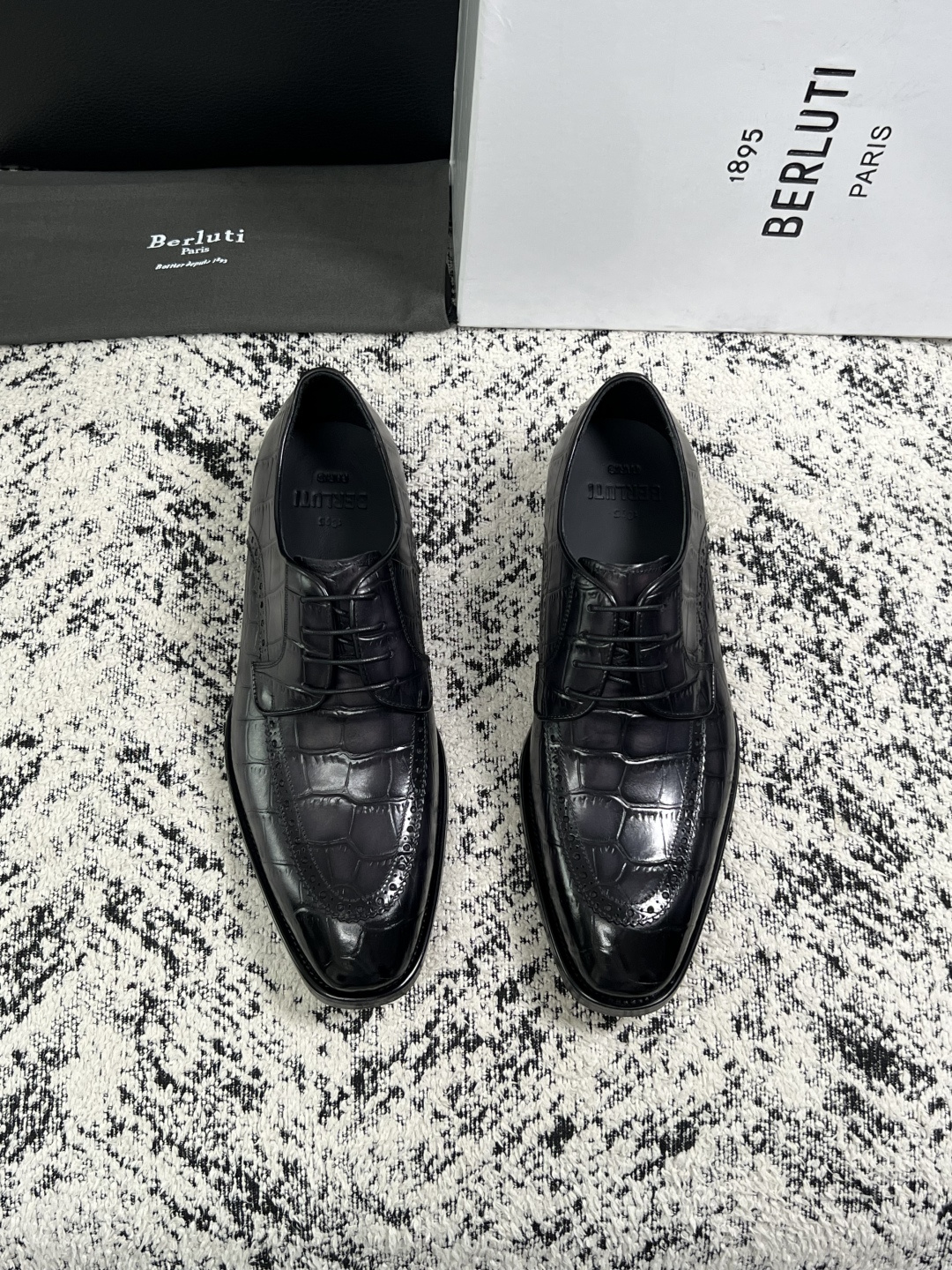 Berluti  高品质  顶级工艺品  布鲁提 专柜同步发售原厂配置，意大利进口牛皮面料，全进口水染牛皮里垫，鞋底：原