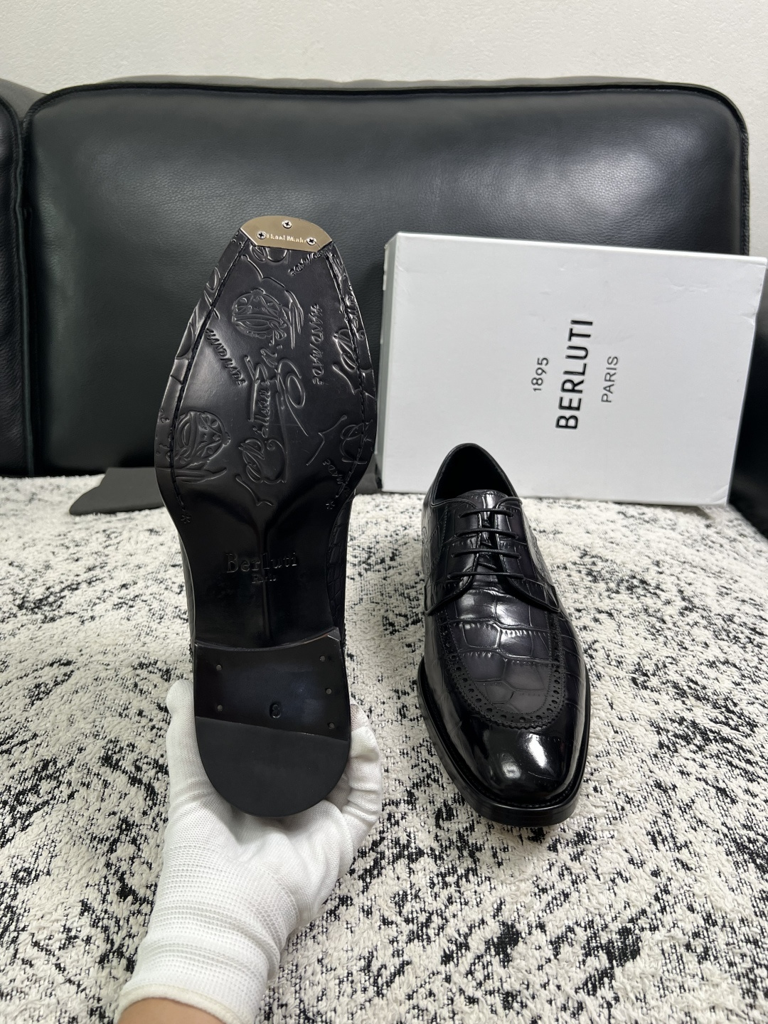 Berluti  高品质  顶级工艺品  布鲁提 专柜同步发售原厂配置，意大利进口牛皮面料，全进口水染牛皮里垫，鞋底：原