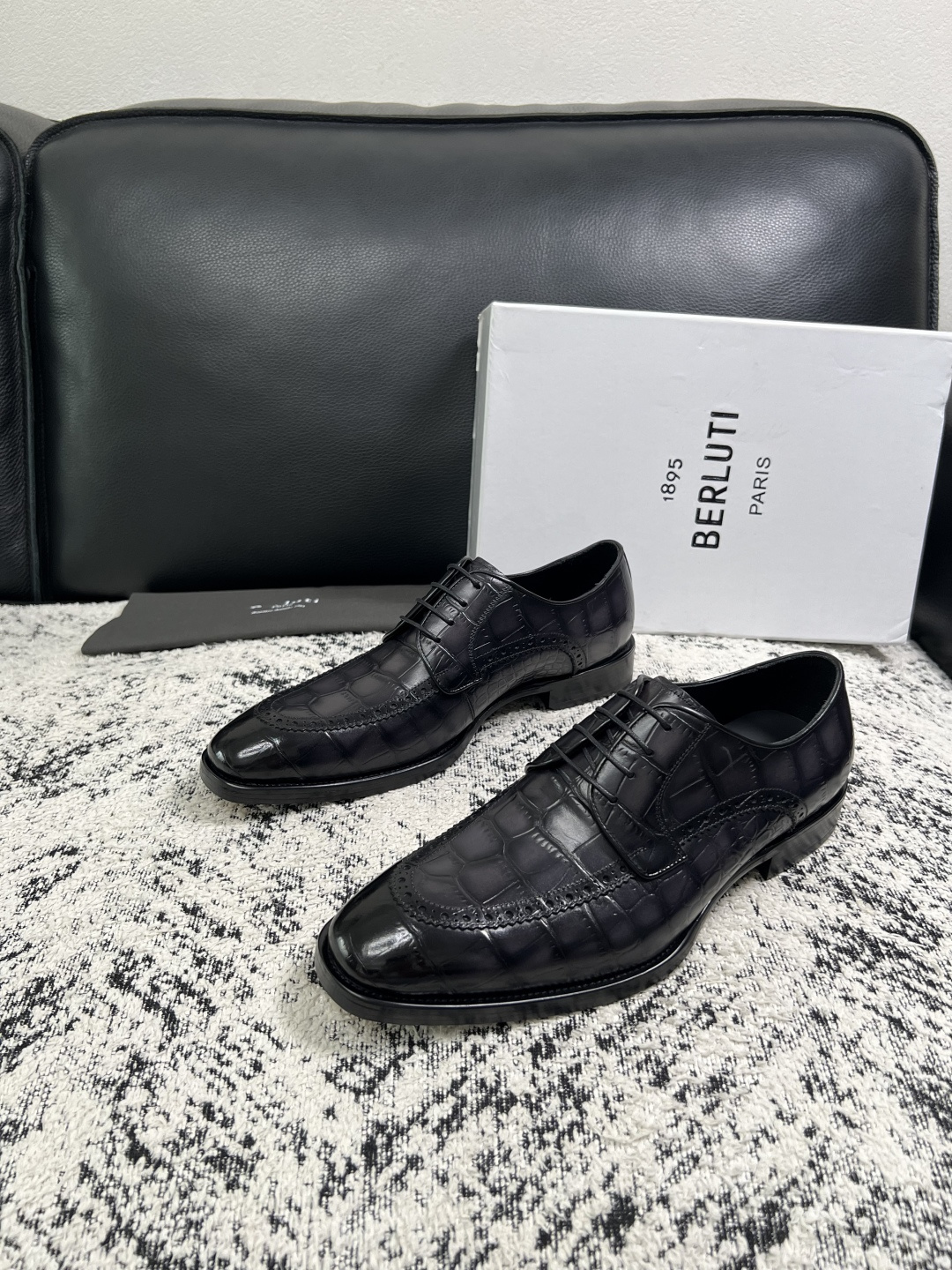 Berluti  高品质  顶级工艺品  布鲁提 专柜同步发售原厂配置，意大利进口牛皮面料，全进口水染牛皮里垫，鞋底：原