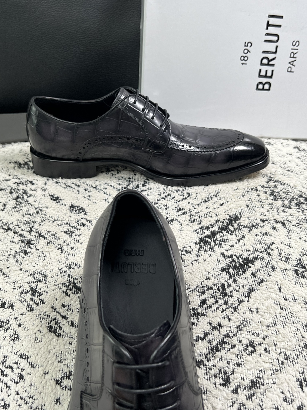 Berluti  高品质  顶级工艺品  布鲁提 专柜同步发售原厂配置，意大利进口牛皮面料，全进口水染牛皮里垫，鞋底：原