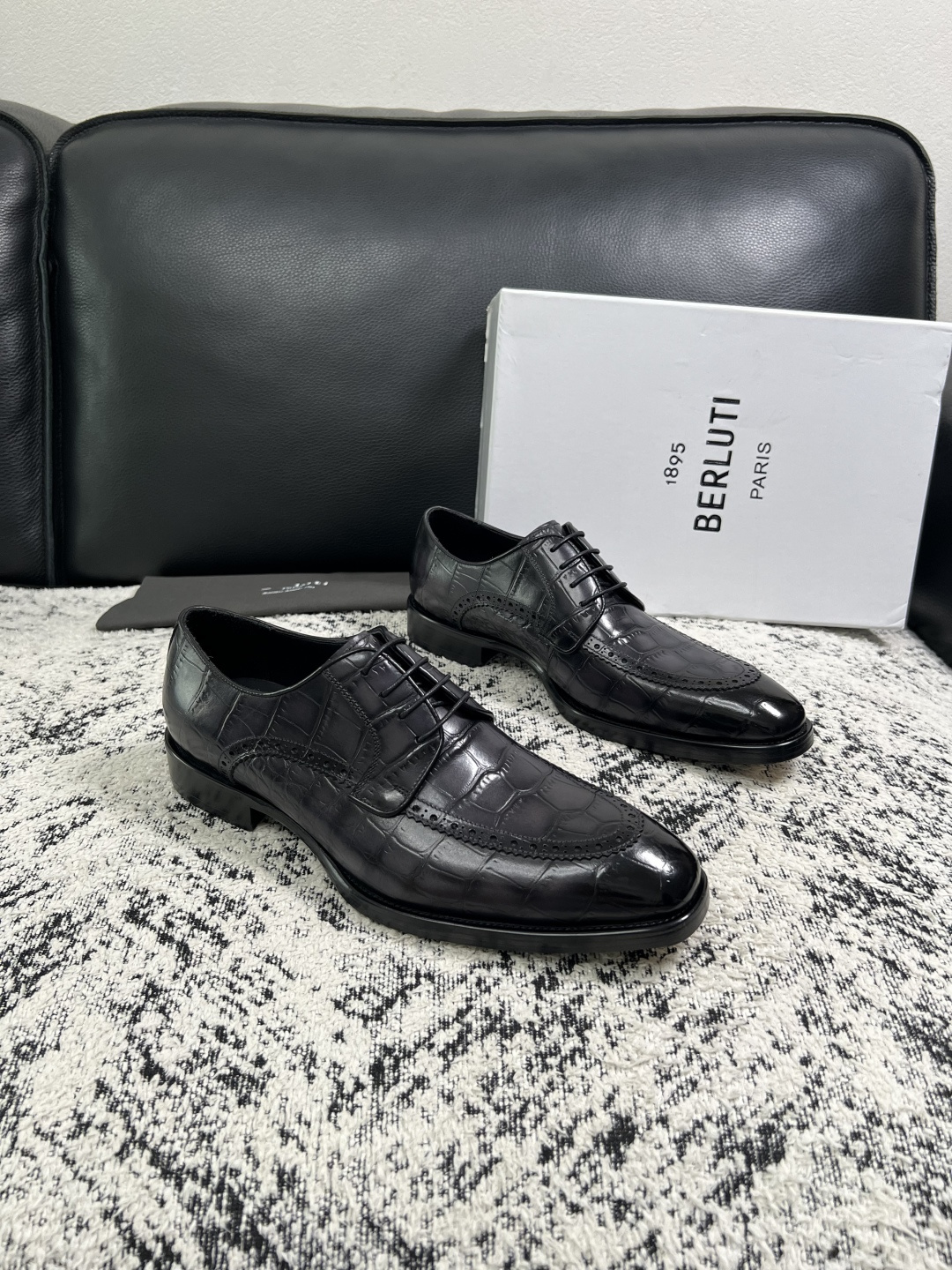 Berluti 高品质 顶级工艺品 布鲁提 专柜同步发售原厂配置,意大利进口牛皮面料,全进口水染牛皮里垫,鞋底:原 Berluti 高品质 顶级工艺品 布鲁提 专柜同步发售原厂配置,意大利进口牛皮面料,全进口水染牛皮里垫,鞋底:原