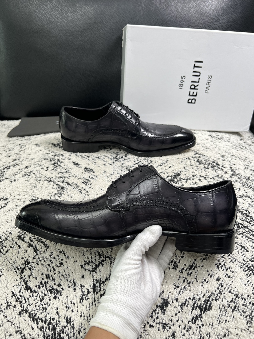 Berluti  高品质  顶级工艺品  布鲁提 专柜同步发售原厂配置，意大利进口牛皮面料，全进口水染牛皮里垫，鞋底：原