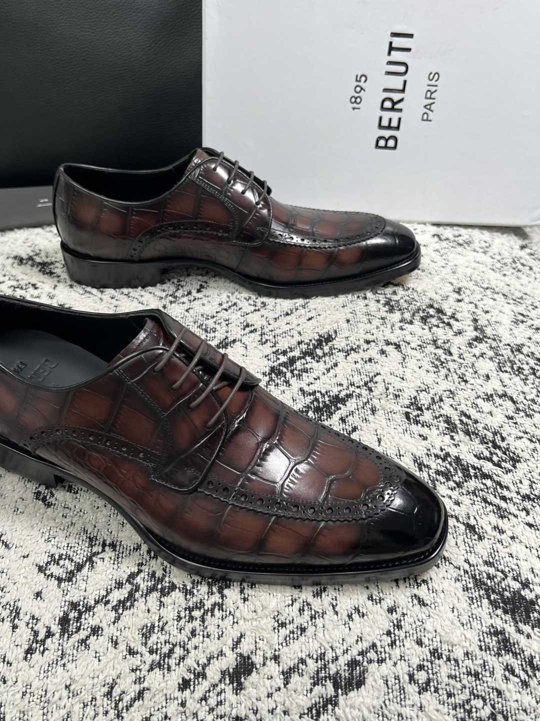 Berluti  高品质  顶级工艺品  布鲁提 专柜同步发售原厂配置，意大利进口牛皮面料，全进口水染牛皮里垫，鞋底：原