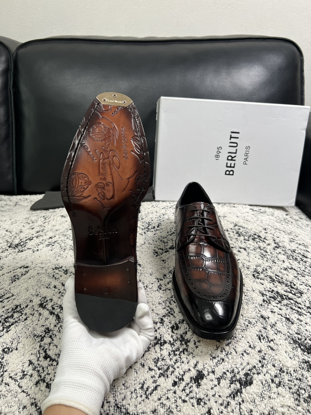Berluti  高品质  顶级工艺品  布鲁提 专柜同步发售原厂配置，意大利进口牛皮面料，全进口水染牛皮里垫，鞋底：原