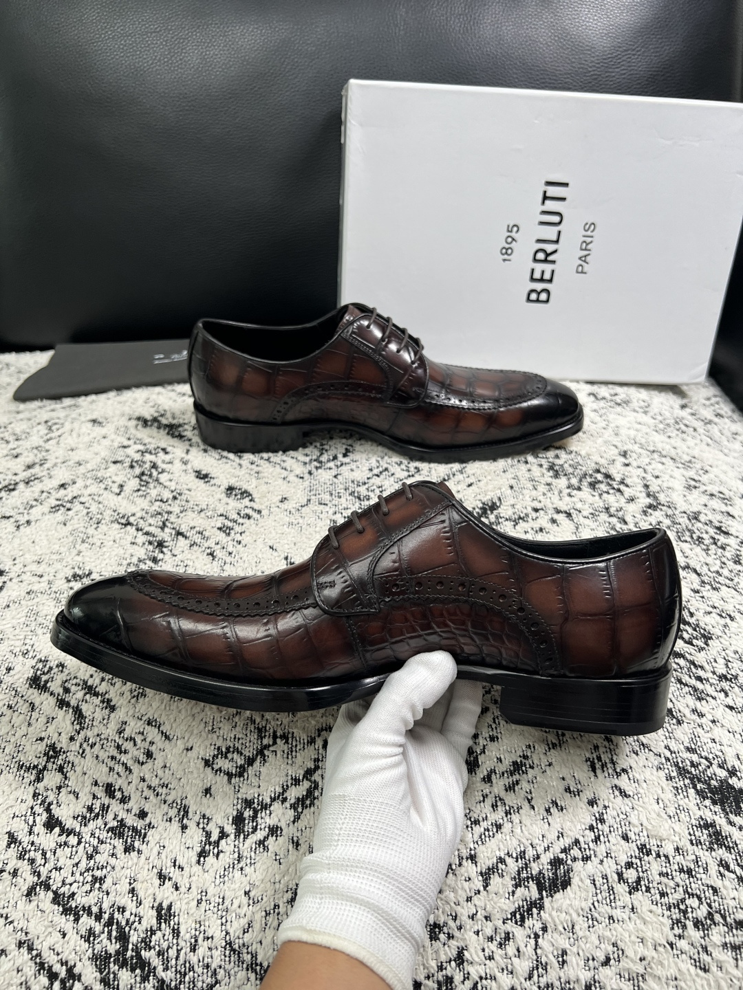 Berluti  高品质  顶级工艺品  布鲁提 专柜同步发售原厂配置，意大利进口牛皮面料，全进口水染牛皮里垫，鞋底：原