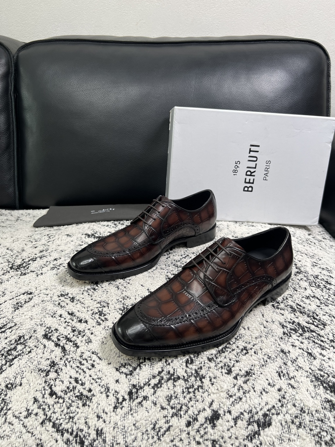 Berluti  高品质  顶级工艺品  布鲁提 专柜同步发售原厂配置，意大利进口牛皮面料，全进口水染牛皮里垫，鞋底：原