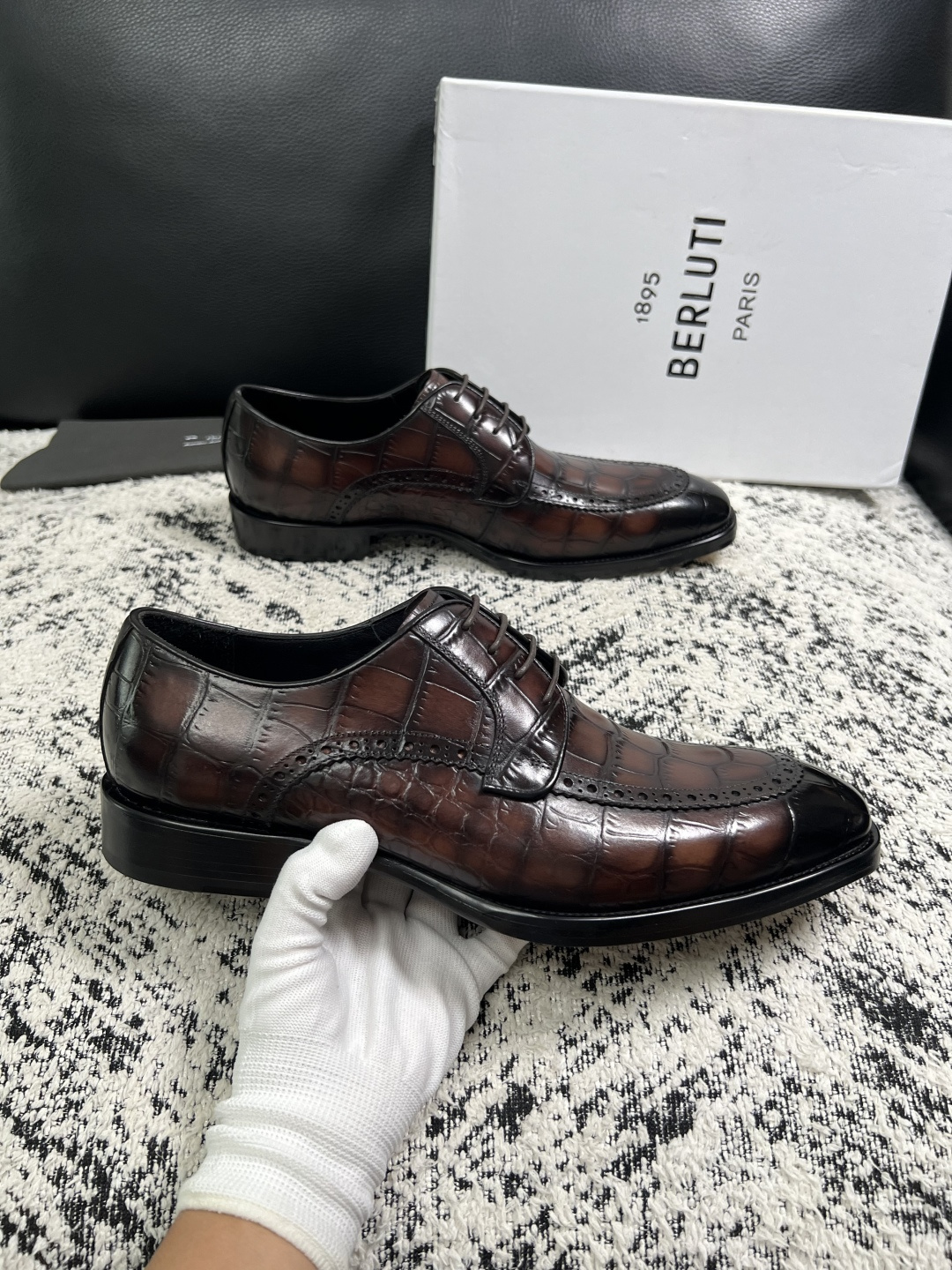 Berluti  高品质  顶级工艺品  布鲁提 专柜同步发售原厂配置，意大利进口牛皮面料，全进口水染牛皮里垫，鞋底：原