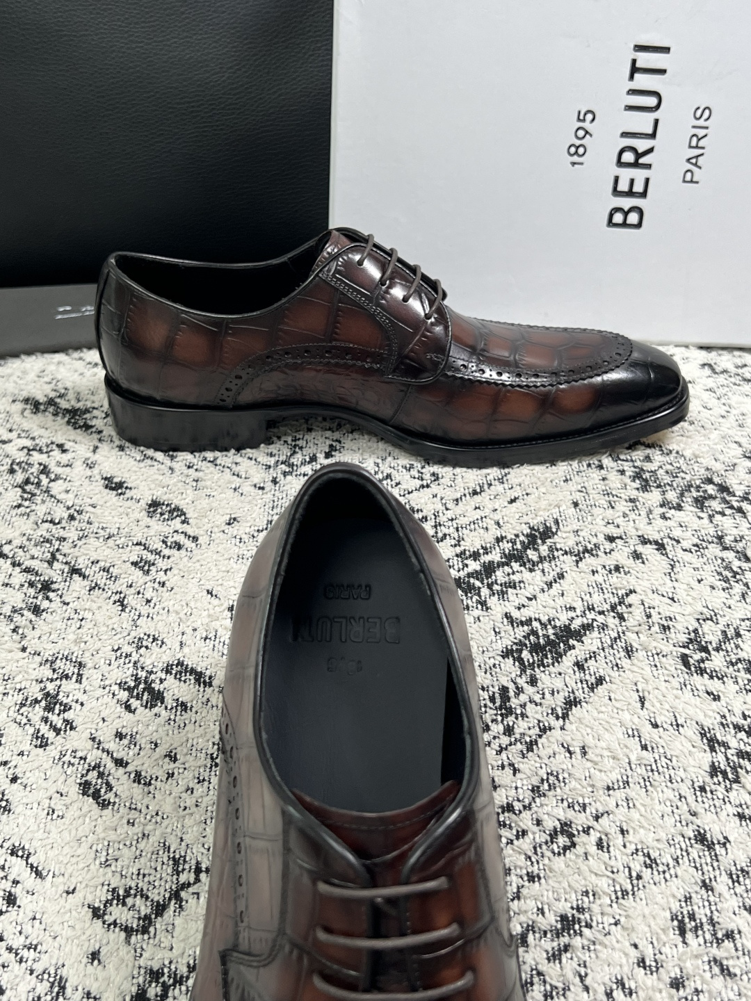 Berluti  高品质  顶级工艺品  布鲁提 专柜同步发售原厂配置，意大利进口牛皮面料，全进口水染牛皮里垫，鞋底：原