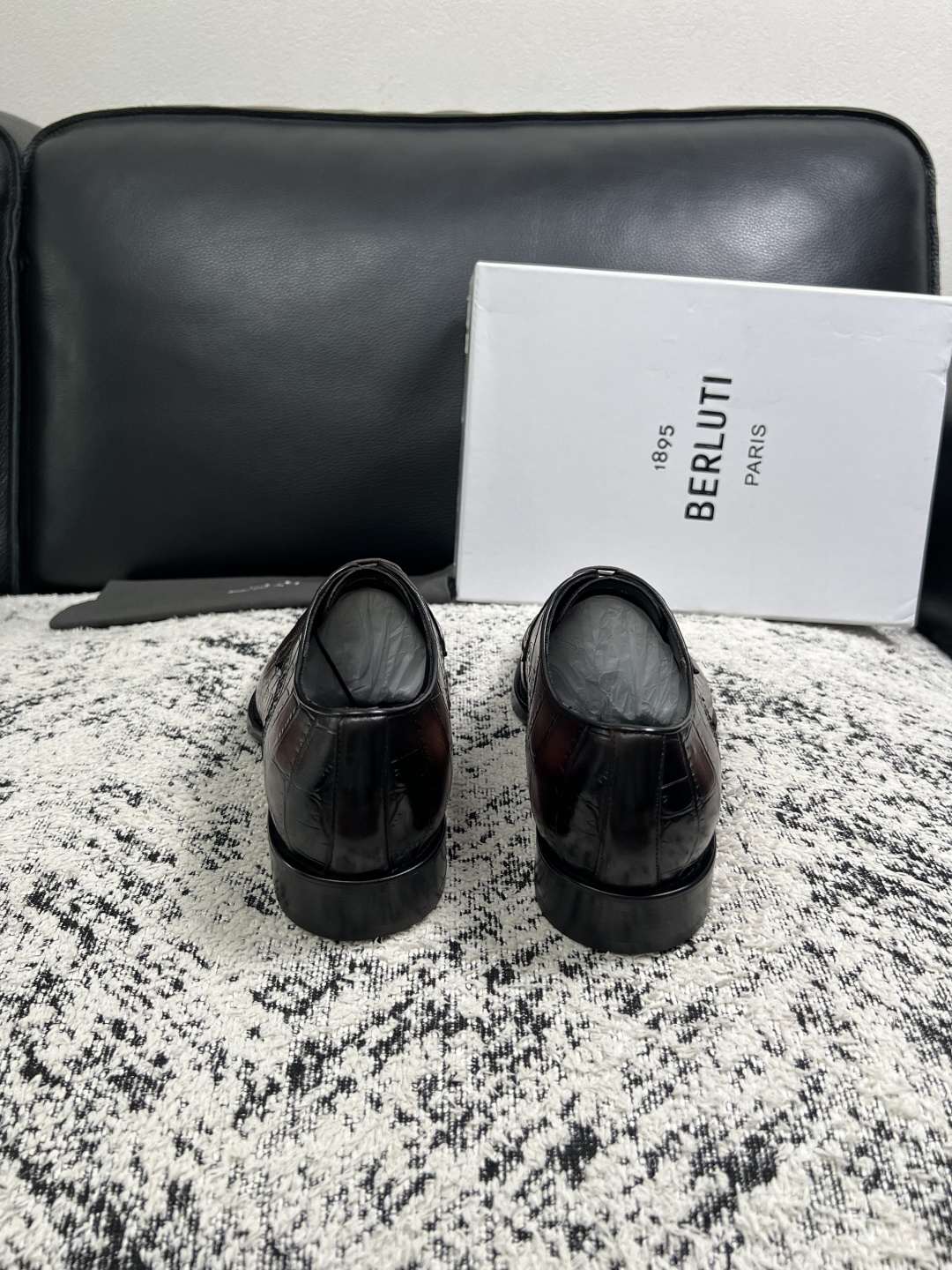 Berluti  高品质  顶级工艺品  布鲁提 专柜同步发售原厂配置，意大利进口牛皮面料，全进口水染牛皮里垫，鞋底：原