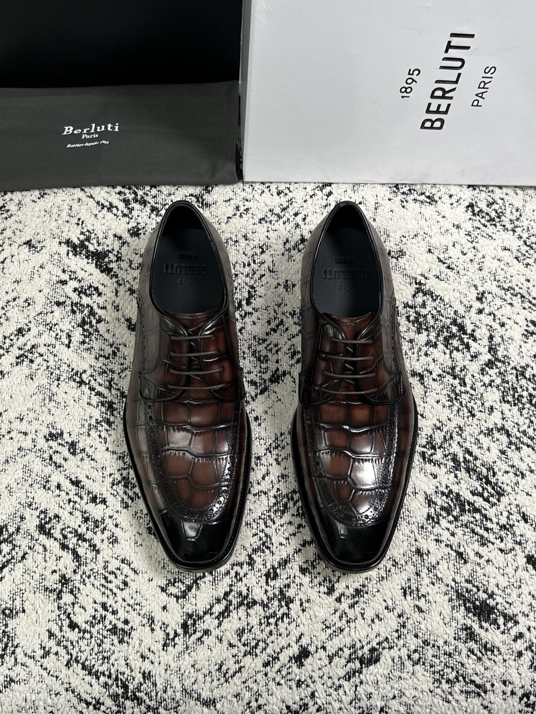 Berluti  高品质  顶级工艺品  布鲁提 专柜同步发售原厂配置，意大利进口牛皮面料，全进口水染牛皮里垫，鞋底：原