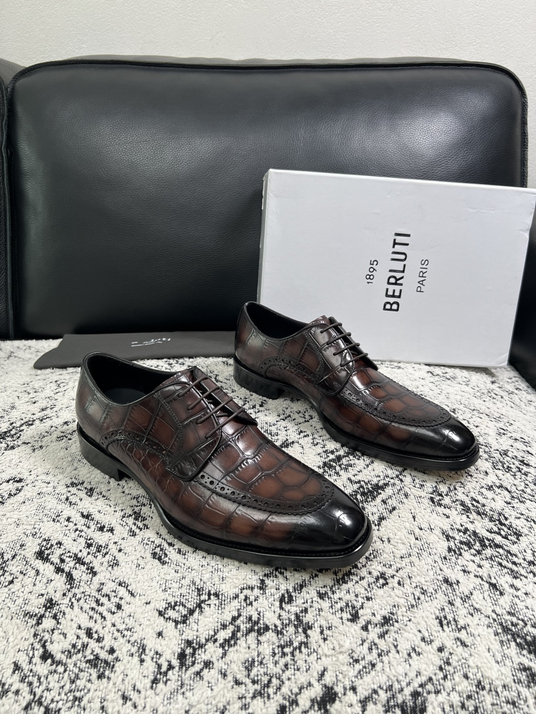 Berluti 高品质 顶级工艺品 布鲁提 专柜同步发售原厂配置,意大利进口牛皮面料,全进口水染牛皮里垫,鞋底:原 Berluti 高品质 顶级工艺品 布鲁提 专柜同步发售原厂配置,意大利进口牛皮面料,全进口水染牛皮里垫,鞋底:原