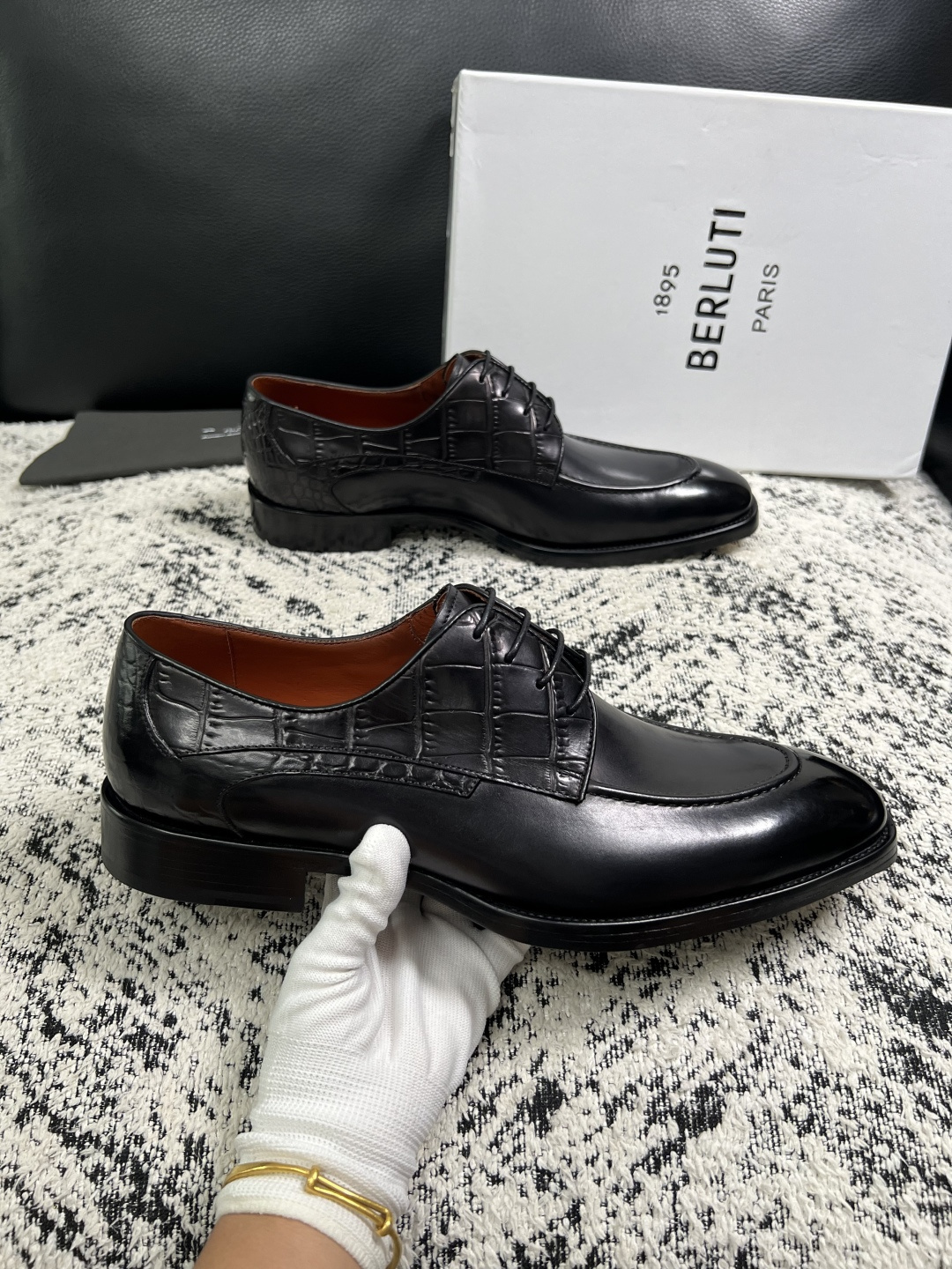 Berluti  高品质  顶级工艺品  布鲁提 专柜同步发售原厂配置，意大利进口牛皮面料，全进口水染牛皮里垫，鞋底：原