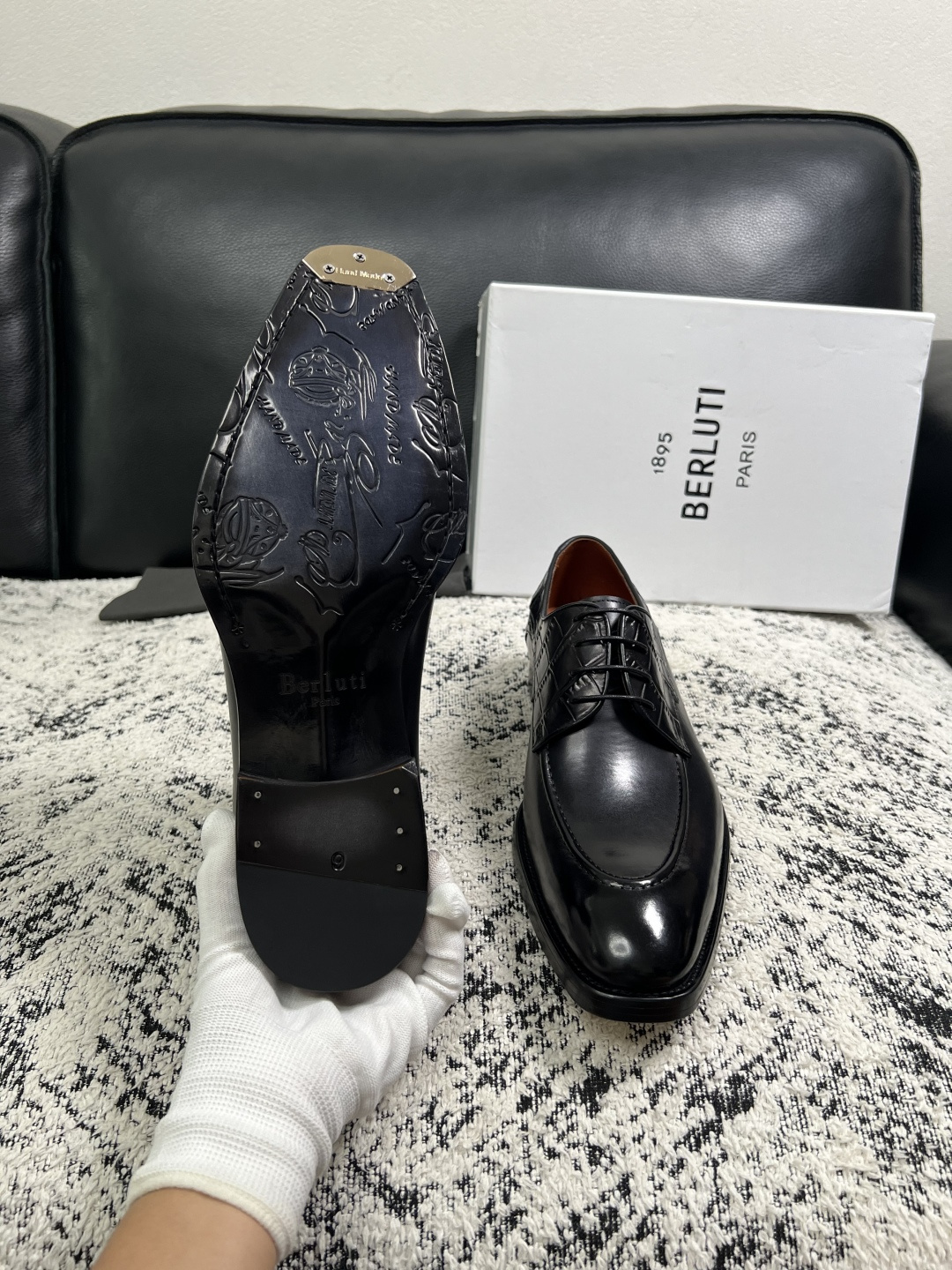 Berluti  高品质  顶级工艺品  布鲁提 专柜同步发售原厂配置，意大利进口牛皮面料，全进口水染牛皮里垫，鞋底：原
