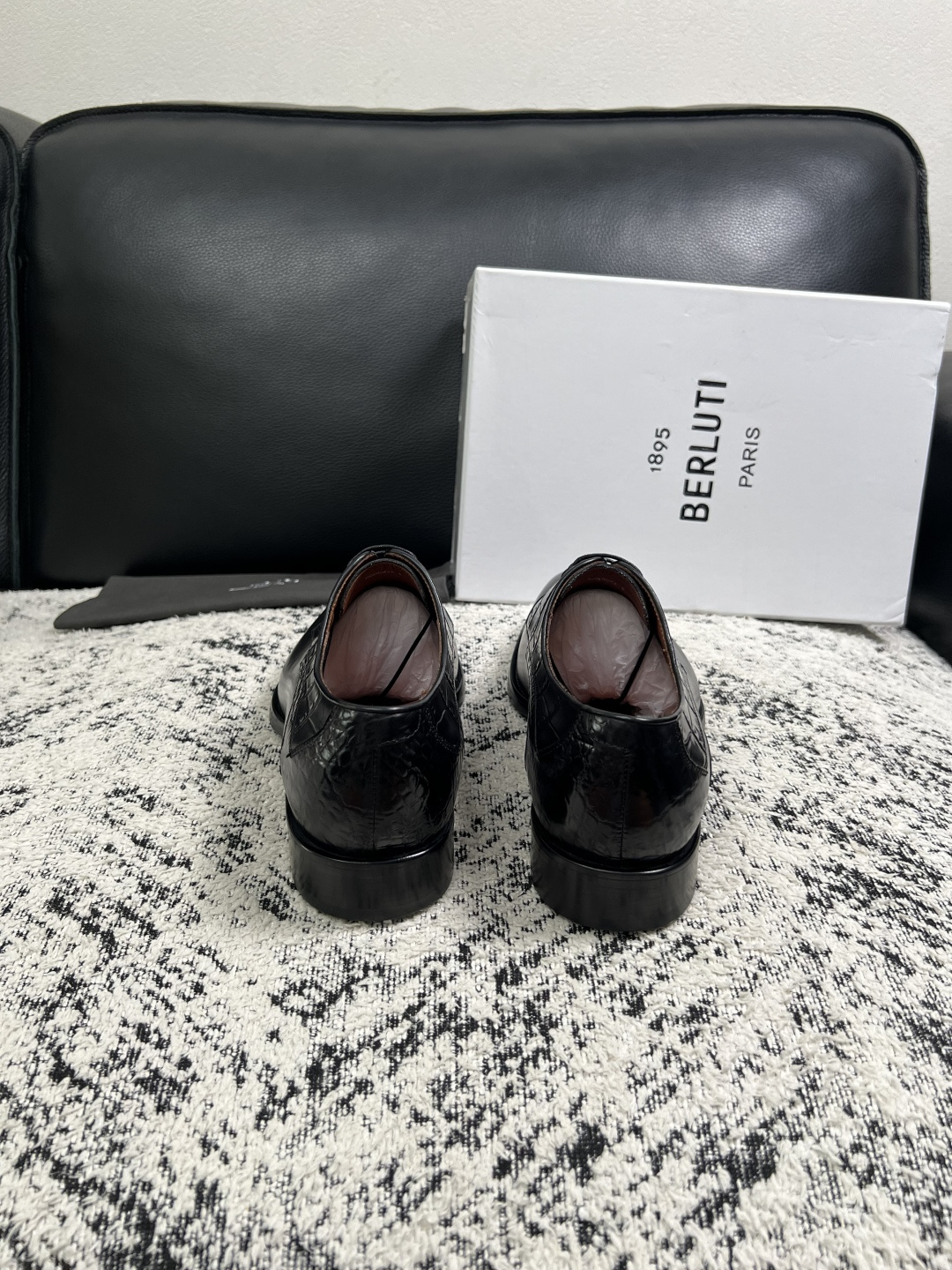 Berluti  高品质  顶级工艺品  布鲁提 专柜同步发售原厂配置，意大利进口牛皮面料，全进口水染牛皮里垫，鞋底：原