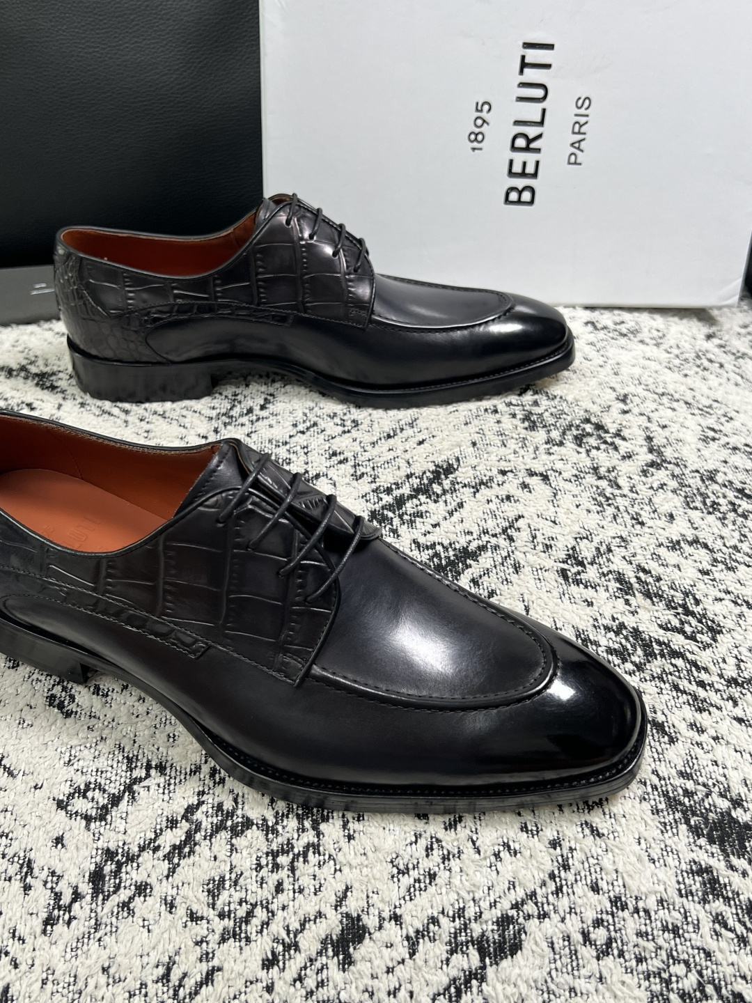 Berluti  高品质  顶级工艺品  布鲁提 专柜同步发售原厂配置，意大利进口牛皮面料，全进口水染牛皮里垫，鞋底：原