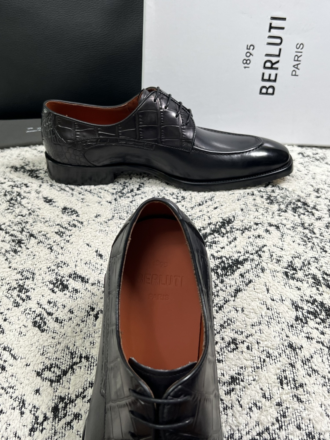 Berluti  高品质  顶级工艺品  布鲁提 专柜同步发售原厂配置，意大利进口牛皮面料，全进口水染牛皮里垫，鞋底：原