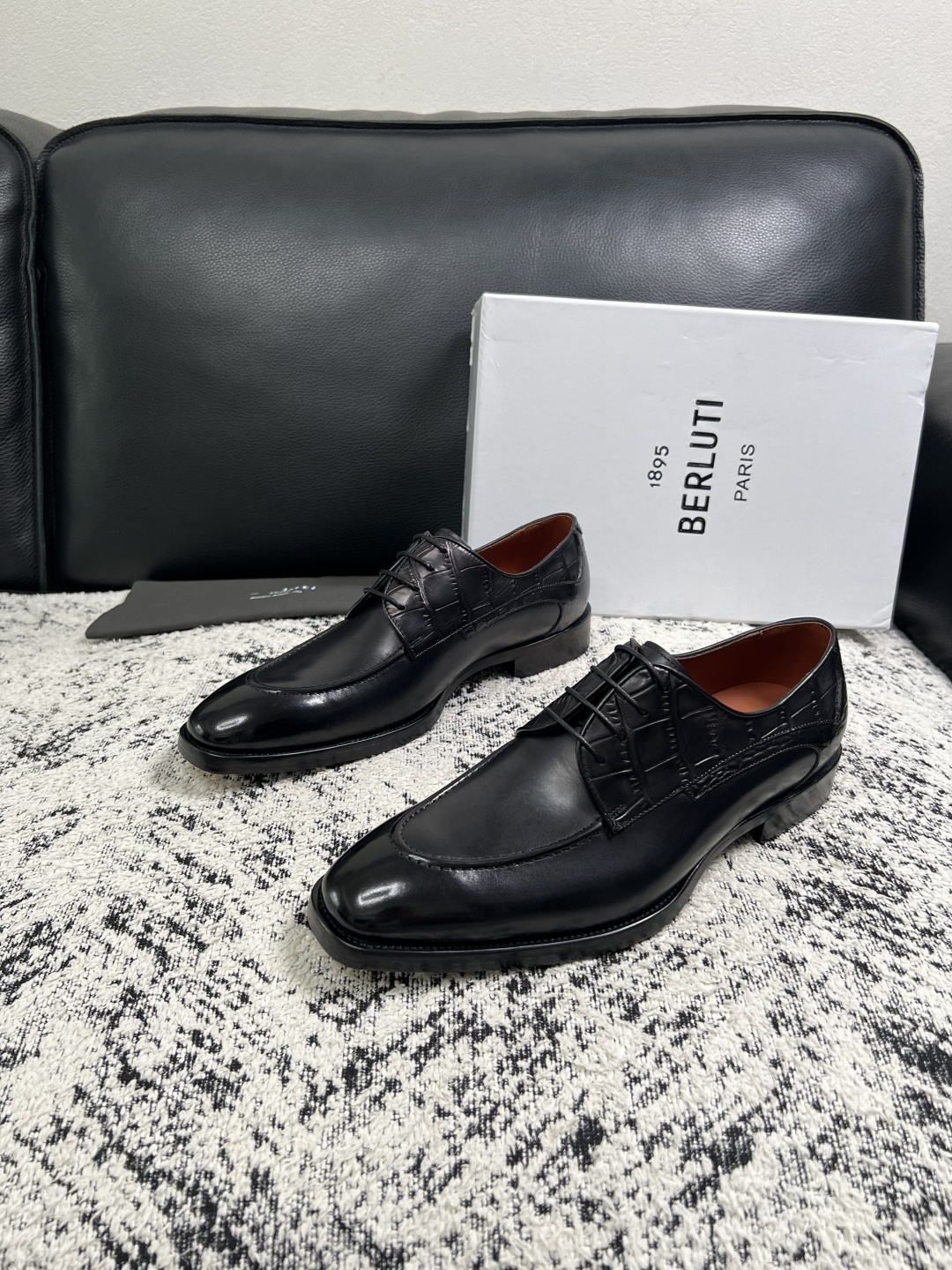 Berluti  高品质  顶级工艺品  布鲁提 专柜同步发售原厂配置，意大利进口牛皮面料，全进口水染牛皮里垫，鞋底：原