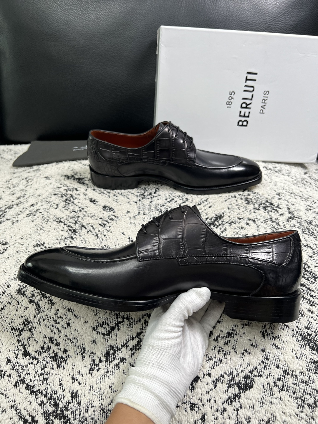 Berluti  高品质  顶级工艺品  布鲁提 专柜同步发售原厂配置，意大利进口牛皮面料，全进口水染牛皮里垫，鞋底：原