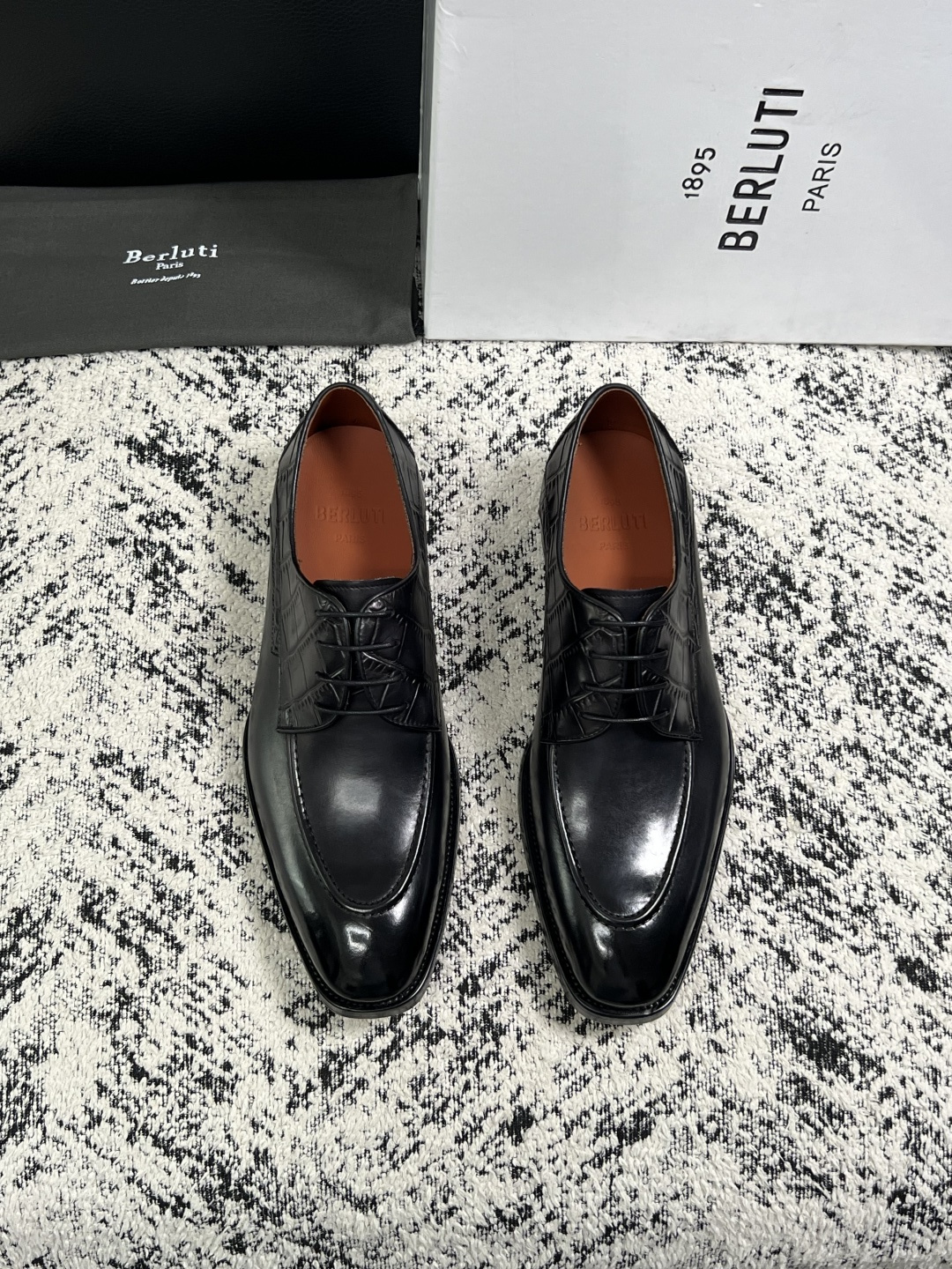 Berluti  高品质  顶级工艺品  布鲁提 专柜同步发售原厂配置，意大利进口牛皮面料，全进口水染牛皮里垫，鞋底：原
