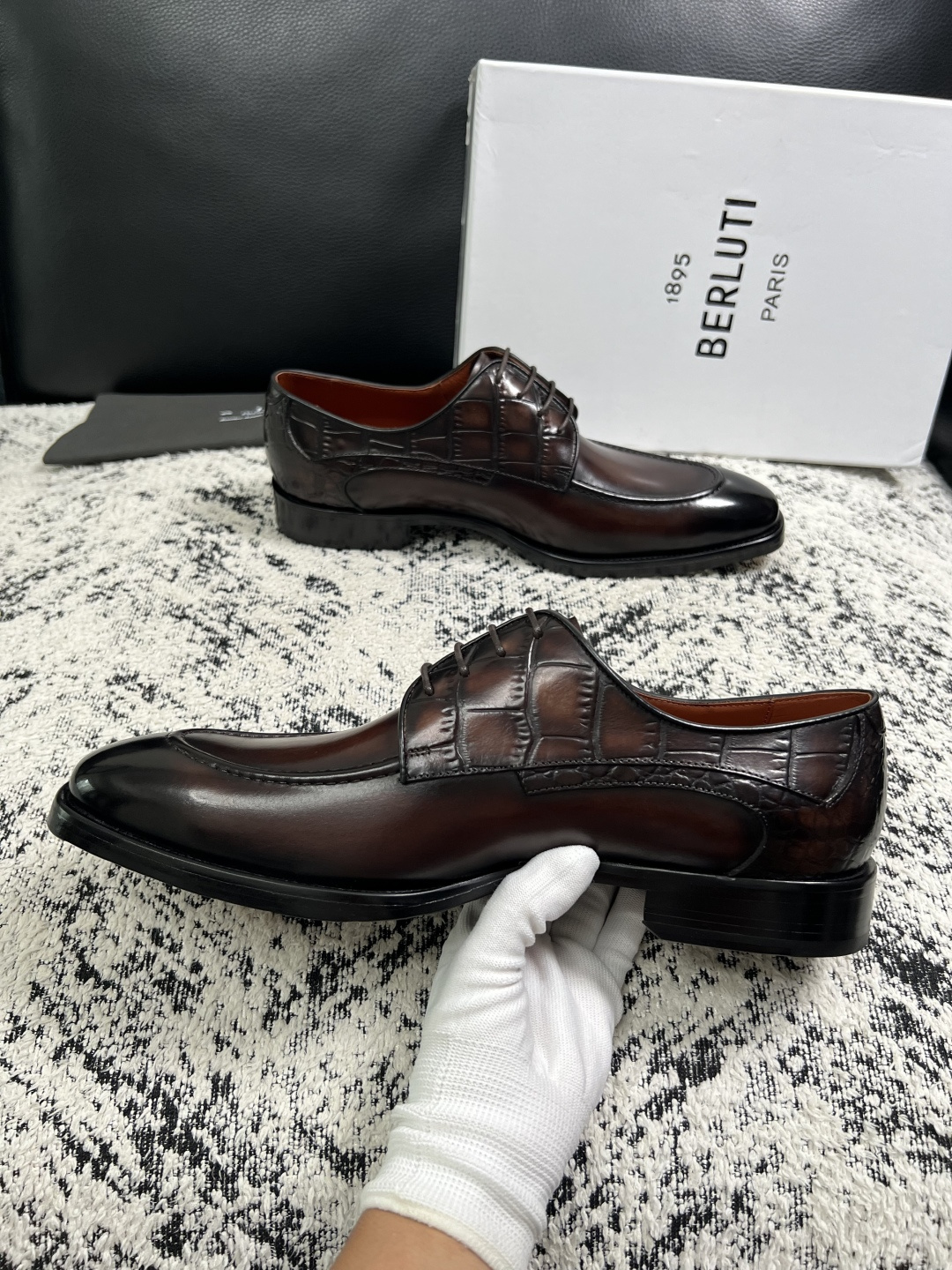 Berluti  高品质  顶级工艺品  布鲁提 专柜同步发售原厂配置，意大利进口牛皮面料，全进口水染牛皮里垫，鞋底：原