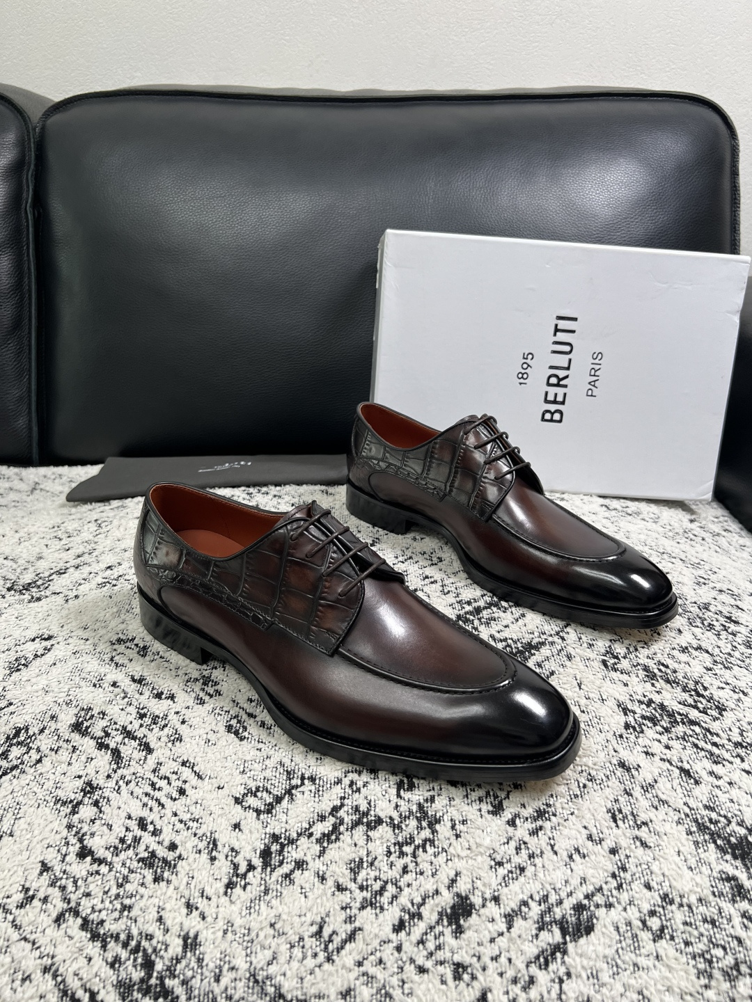 Berluti 高品质 顶级工艺品 布鲁提 专柜同步发售原厂配置,意大利进口牛皮面料,全进口水染牛皮里垫,鞋底:原 Berluti 高品质 顶级工艺品 布鲁提 专柜同步发售原厂配置,意大利进口牛皮面料,全进口水染牛皮里垫,鞋底:原