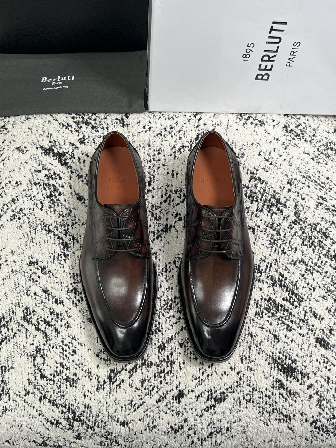 Berluti  高品质  顶级工艺品  布鲁提 专柜同步发售原厂配置，意大利进口牛皮面料，全进口水染牛皮里垫，鞋底：原