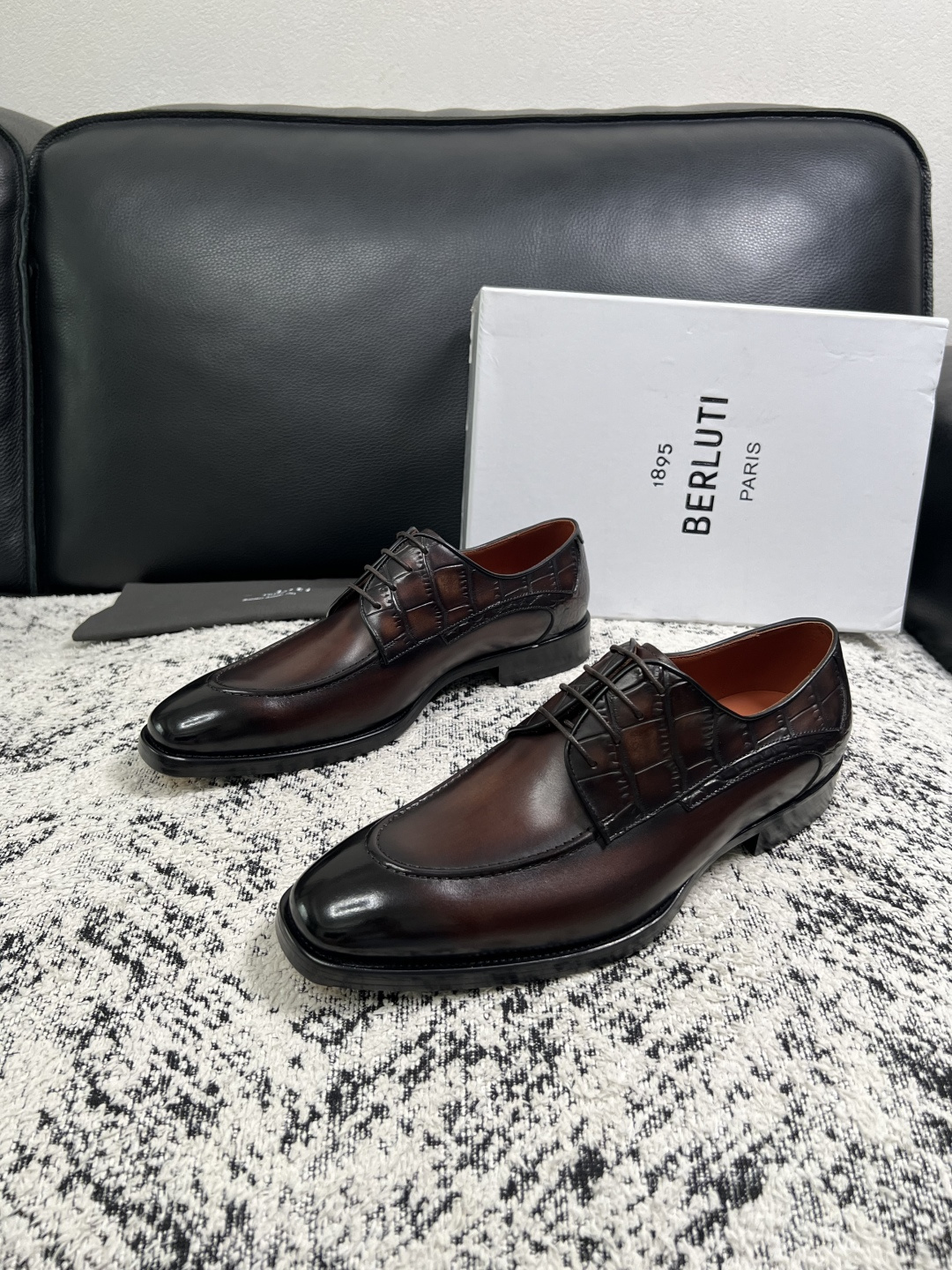 Berluti  高品质  顶级工艺品  布鲁提 专柜同步发售原厂配置，意大利进口牛皮面料，全进口水染牛皮里垫，鞋底：原