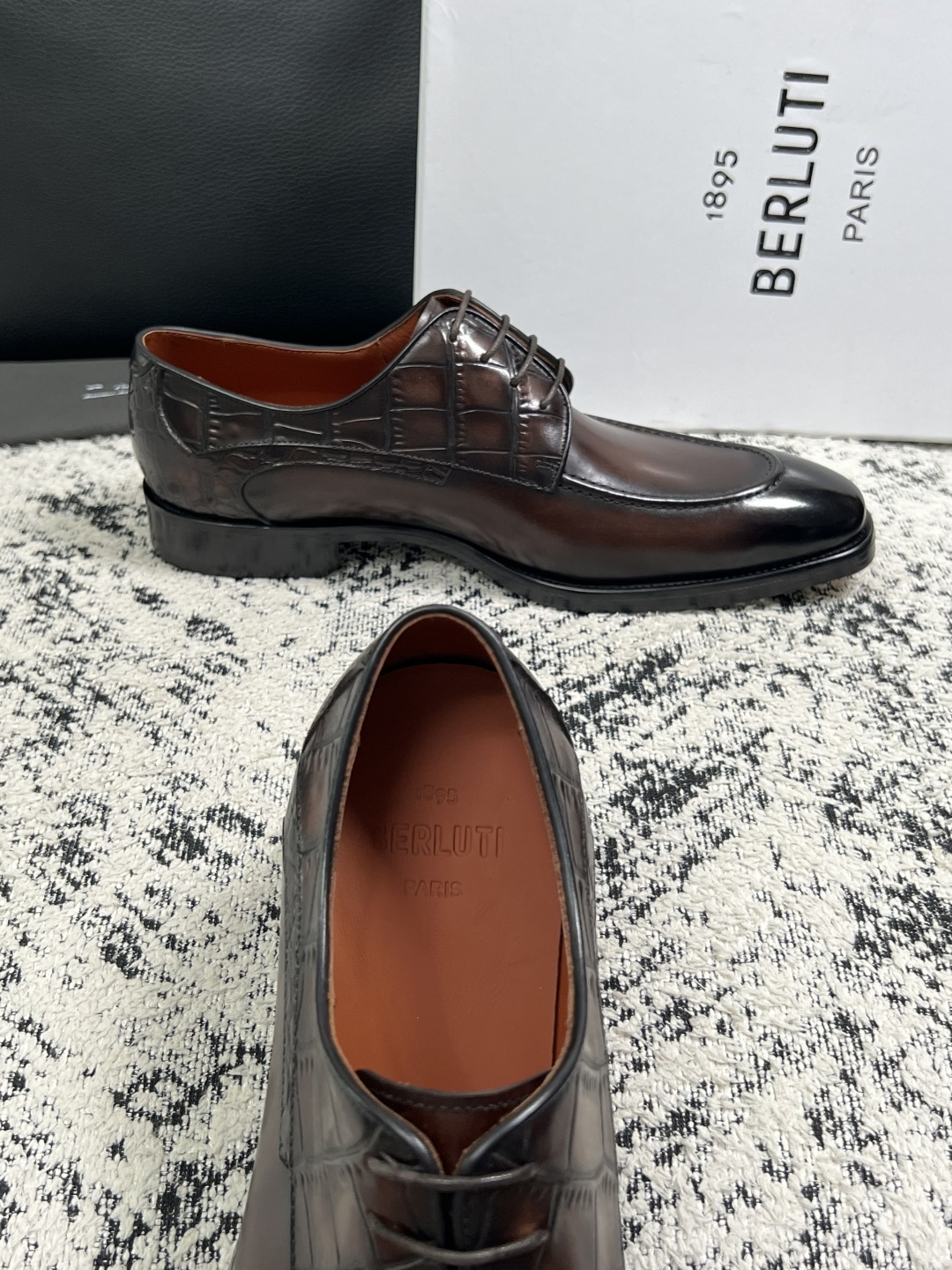 Berluti  高品质  顶级工艺品  布鲁提 专柜同步发售原厂配置，意大利进口牛皮面料，全进口水染牛皮里垫，鞋底：原