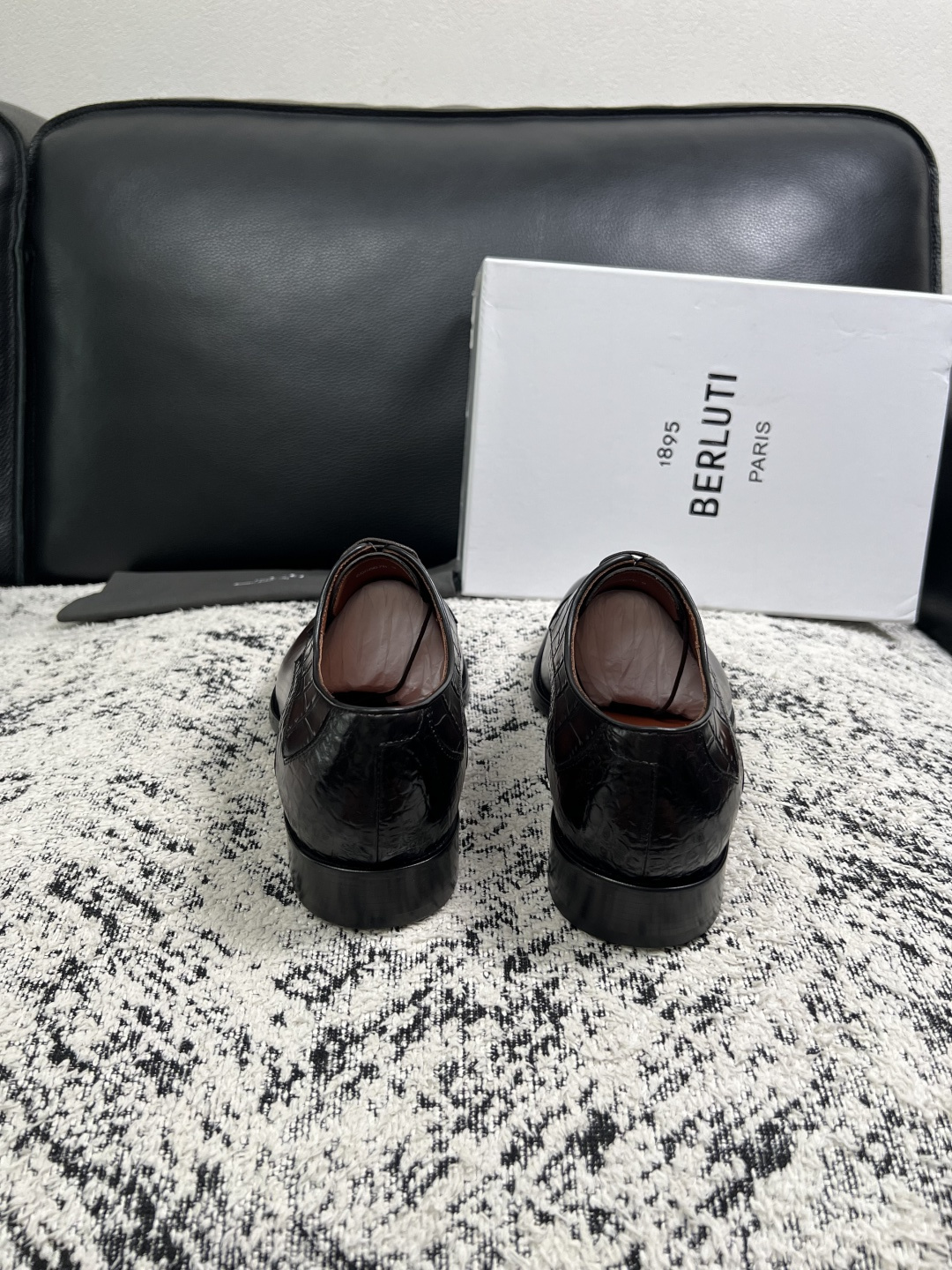 Berluti  高品质  顶级工艺品  布鲁提 专柜同步发售原厂配置，意大利进口牛皮面料，全进口水染牛皮里垫，鞋底：原