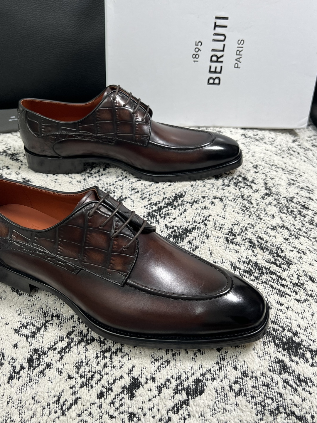 Berluti  高品质  顶级工艺品  布鲁提 专柜同步发售原厂配置，意大利进口牛皮面料，全进口水染牛皮里垫，鞋底：原
