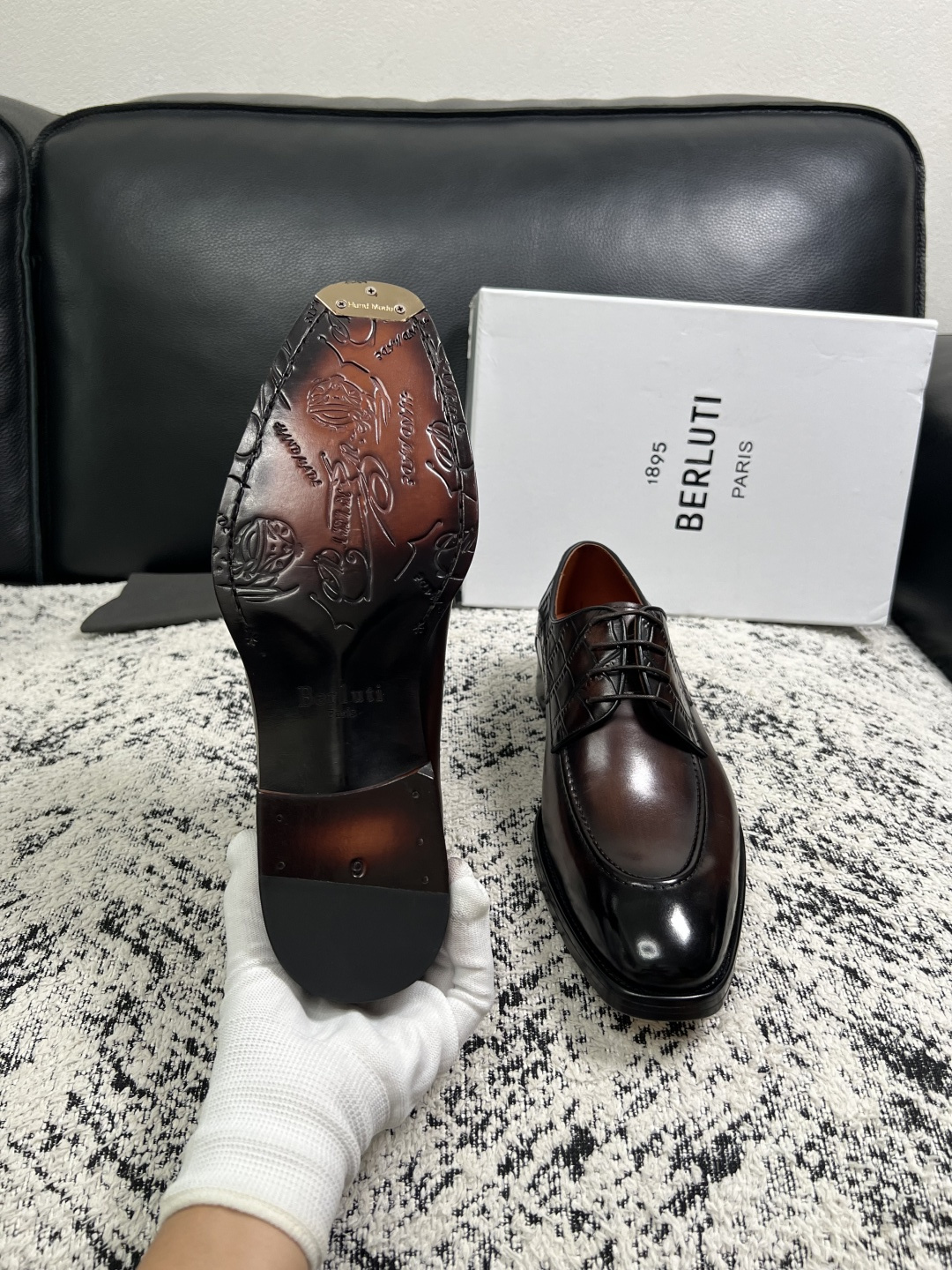 Berluti  高品质  顶级工艺品  布鲁提 专柜同步发售原厂配置，意大利进口牛皮面料，全进口水染牛皮里垫，鞋底：原