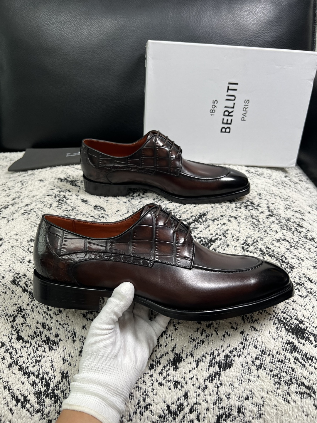 Berluti  高品质  顶级工艺品  布鲁提 专柜同步发售原厂配置，意大利进口牛皮面料，全进口水染牛皮里垫，鞋底：原