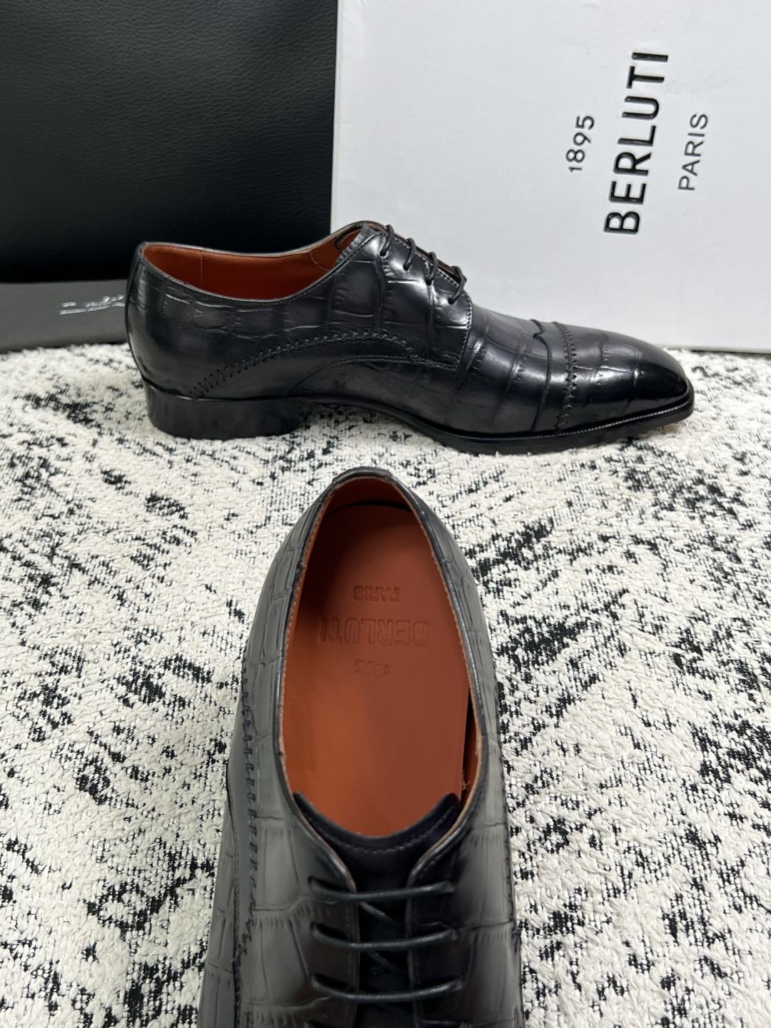 Berluti  高品质  顶级工艺品  布鲁提 专柜同步发售原厂配置，意大利进口牛皮面料，全进口水染牛皮里垫，鞋底：原