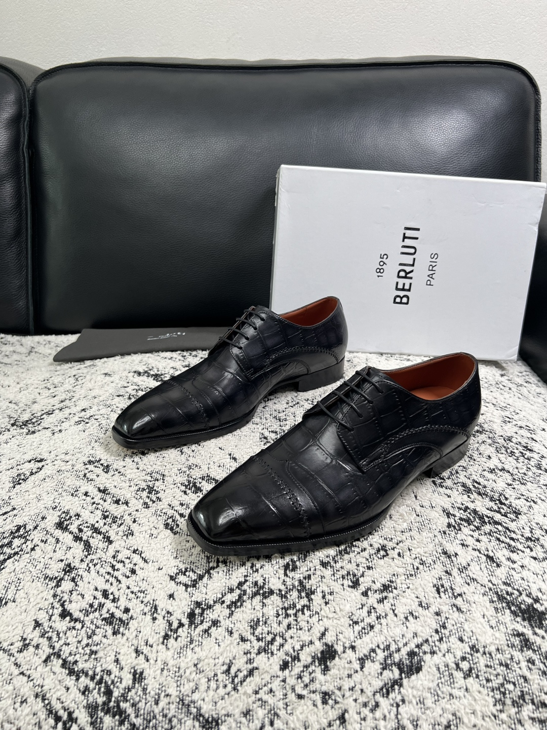 Berluti  高品质  顶级工艺品  布鲁提 专柜同步发售原厂配置，意大利进口牛皮面料，全进口水染牛皮里垫，鞋底：原